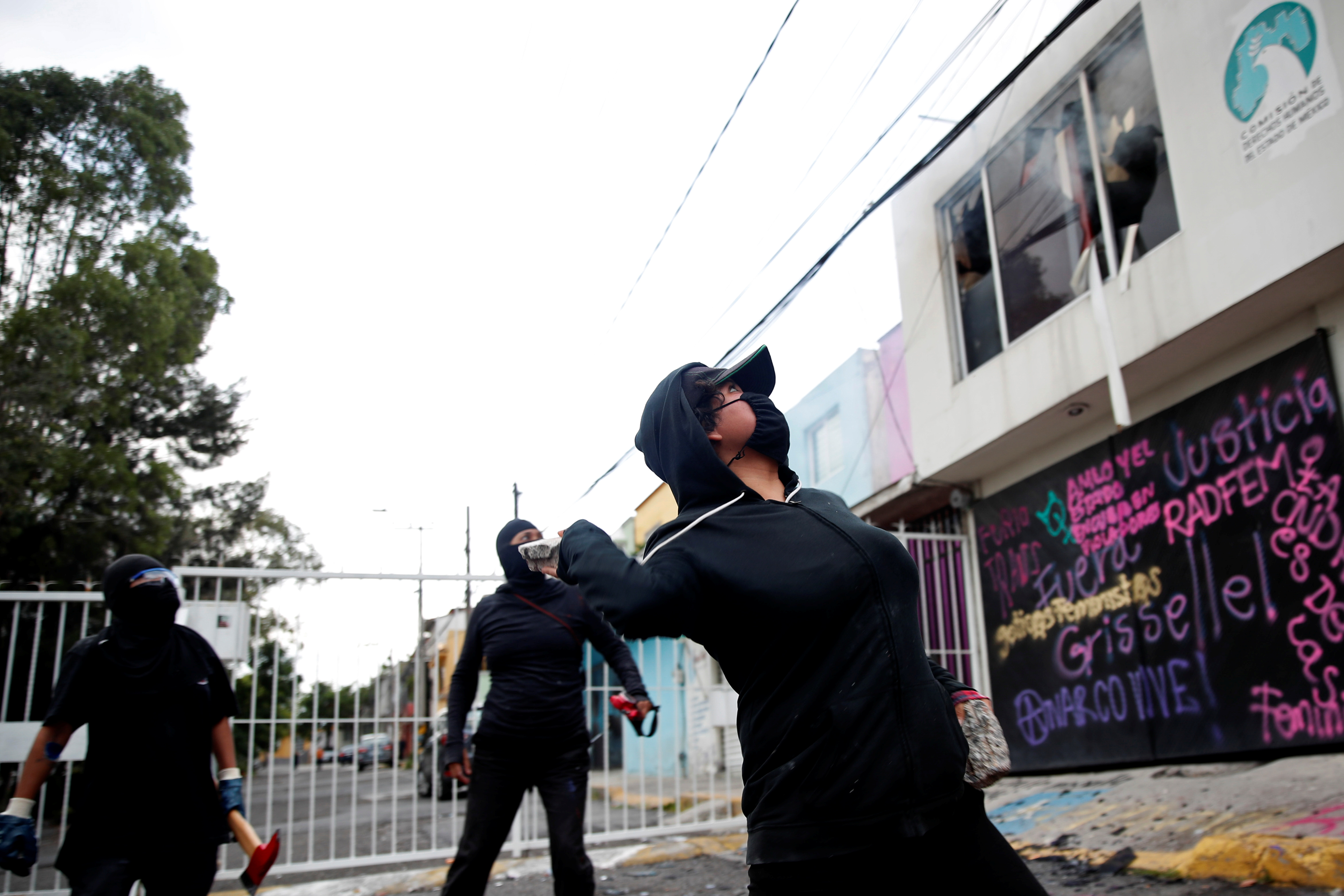 Integrantes de un colectivo feminista vandalizan las instalaciones de la comisión de derechos humanos del estado de México, en apoyo a víctimas de violencia de género, en Ecatepec, Estado de México, México 11 de septiembre de 2020.