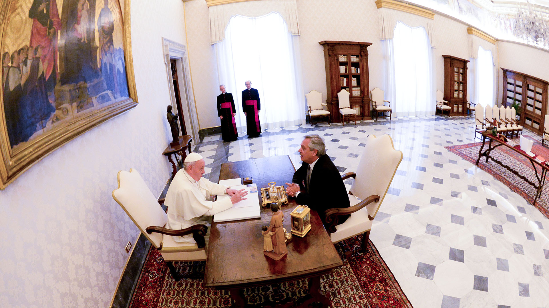 Francisco y Alberto Fernández durante su reunión en el Vaticano