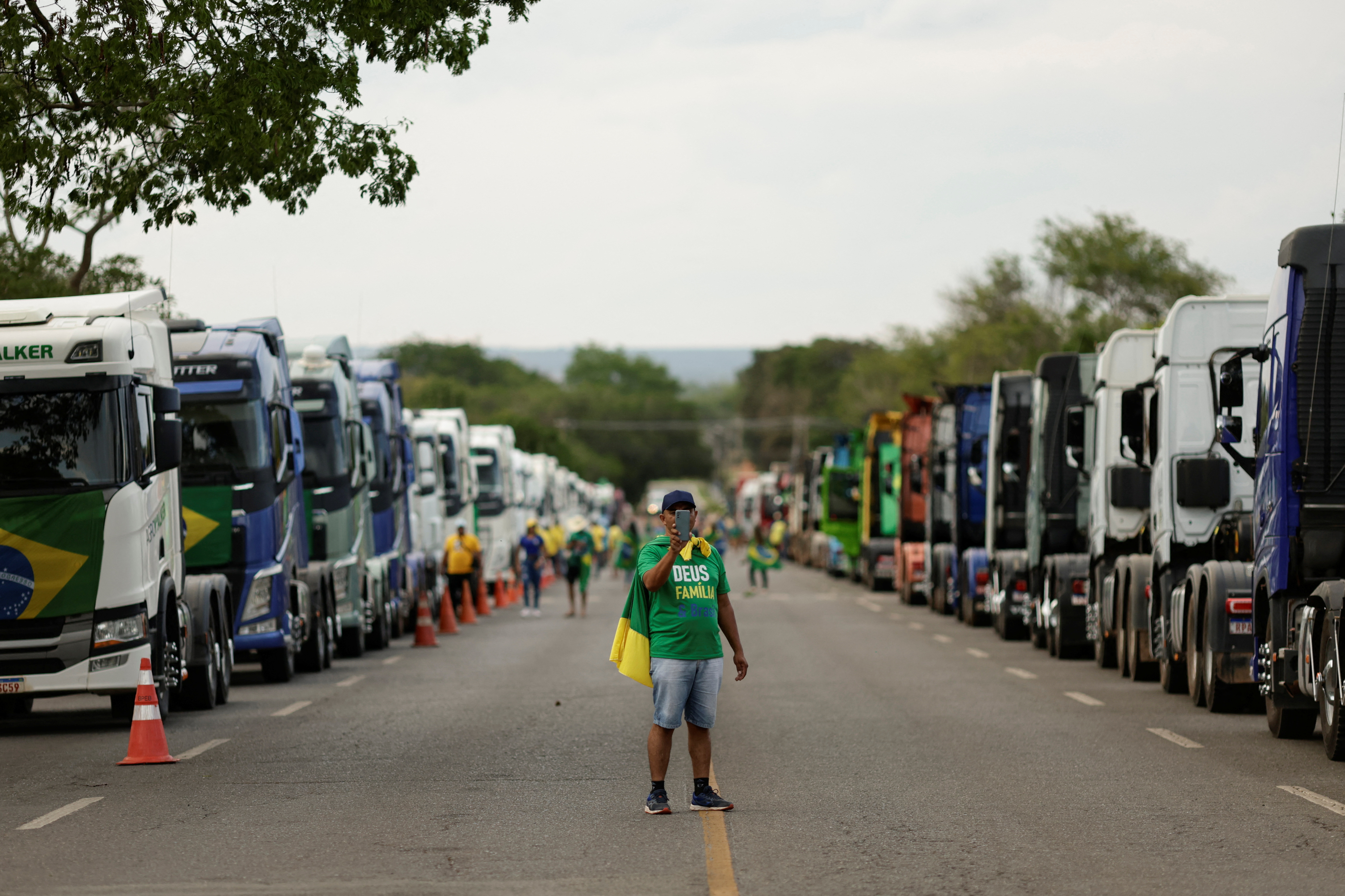 Luego del triunfo de Lula, camioneros y otros seguidores del presidente protagonizaron centenares de bloqueos que se extendieron por varios días y en algunos casos derivaron en enfrentamientos con las fuerzas de seguridad. (REUTERS)