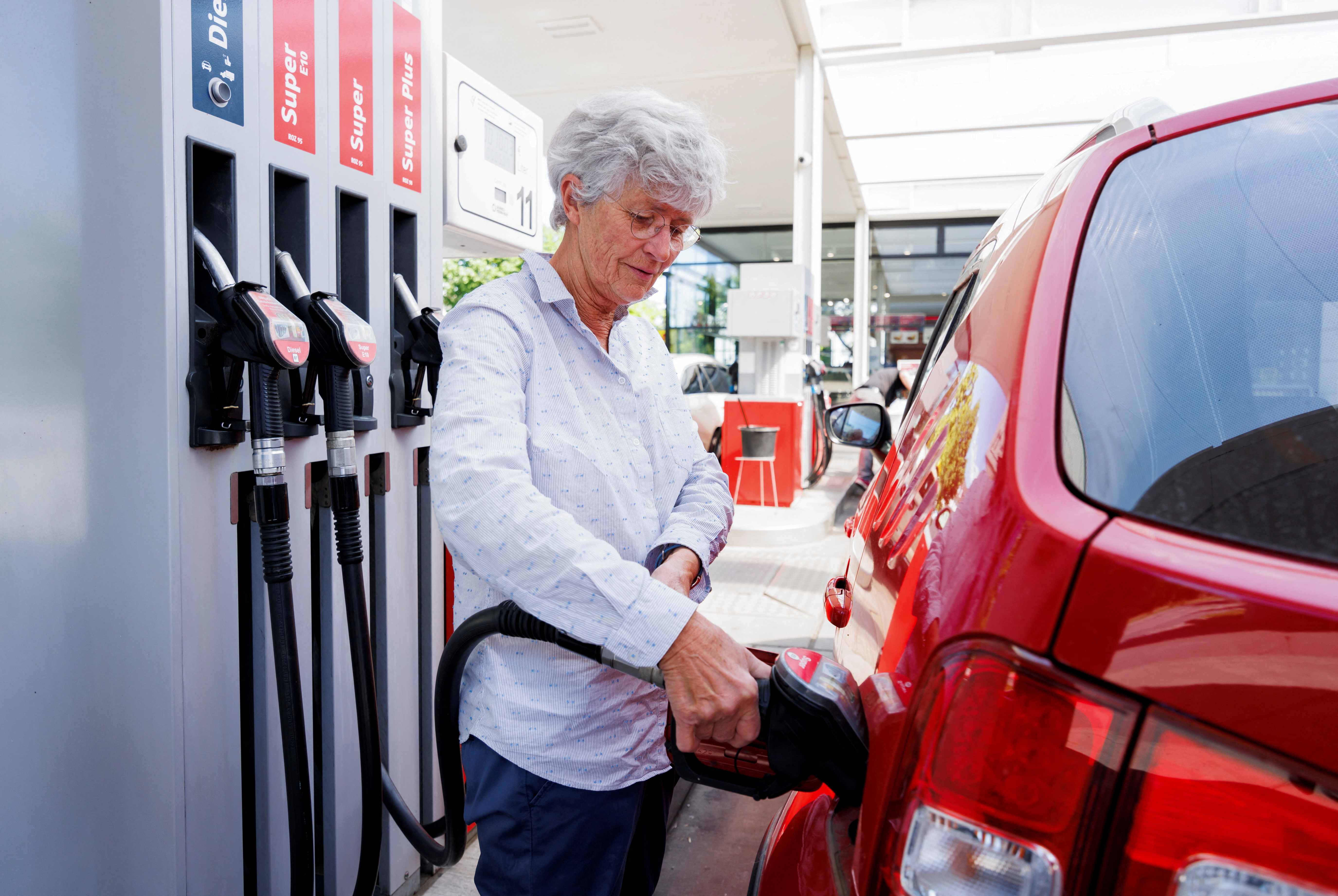 Una persona carga gasolina, 1 de junio de 2022.  REUTERS/Lukas Barth/Archivo
