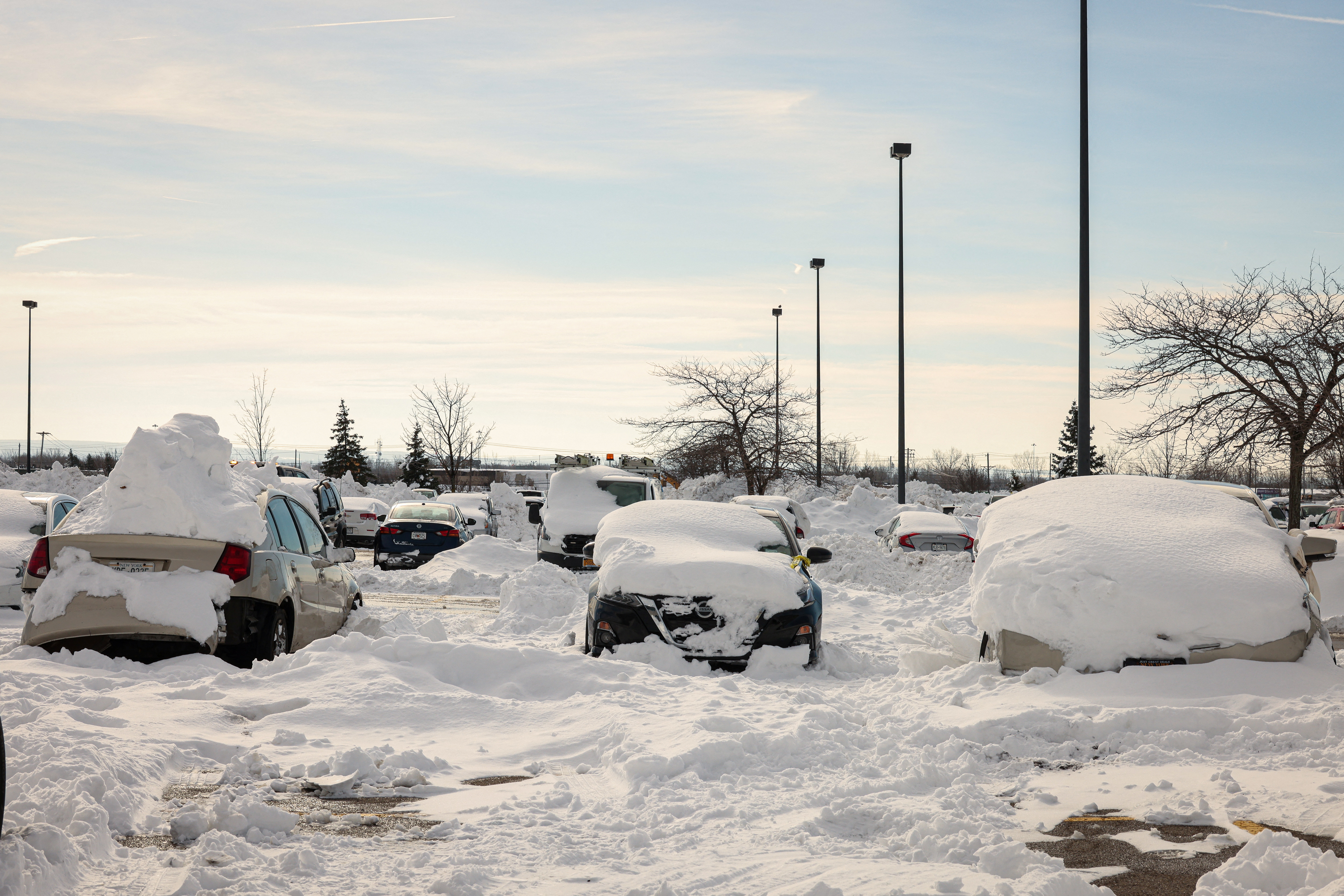 Los autocares abandonados tras ser molcados aparcar después de la tormenta de invierno en Buffalo (REUTERS/Lindsay DeDario)