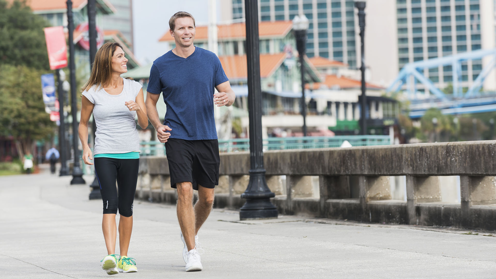 Ir a pie en lugar de trasladarse en auto o transporte público suma cientos de pasos a la actividad física diaria (Getty Images)