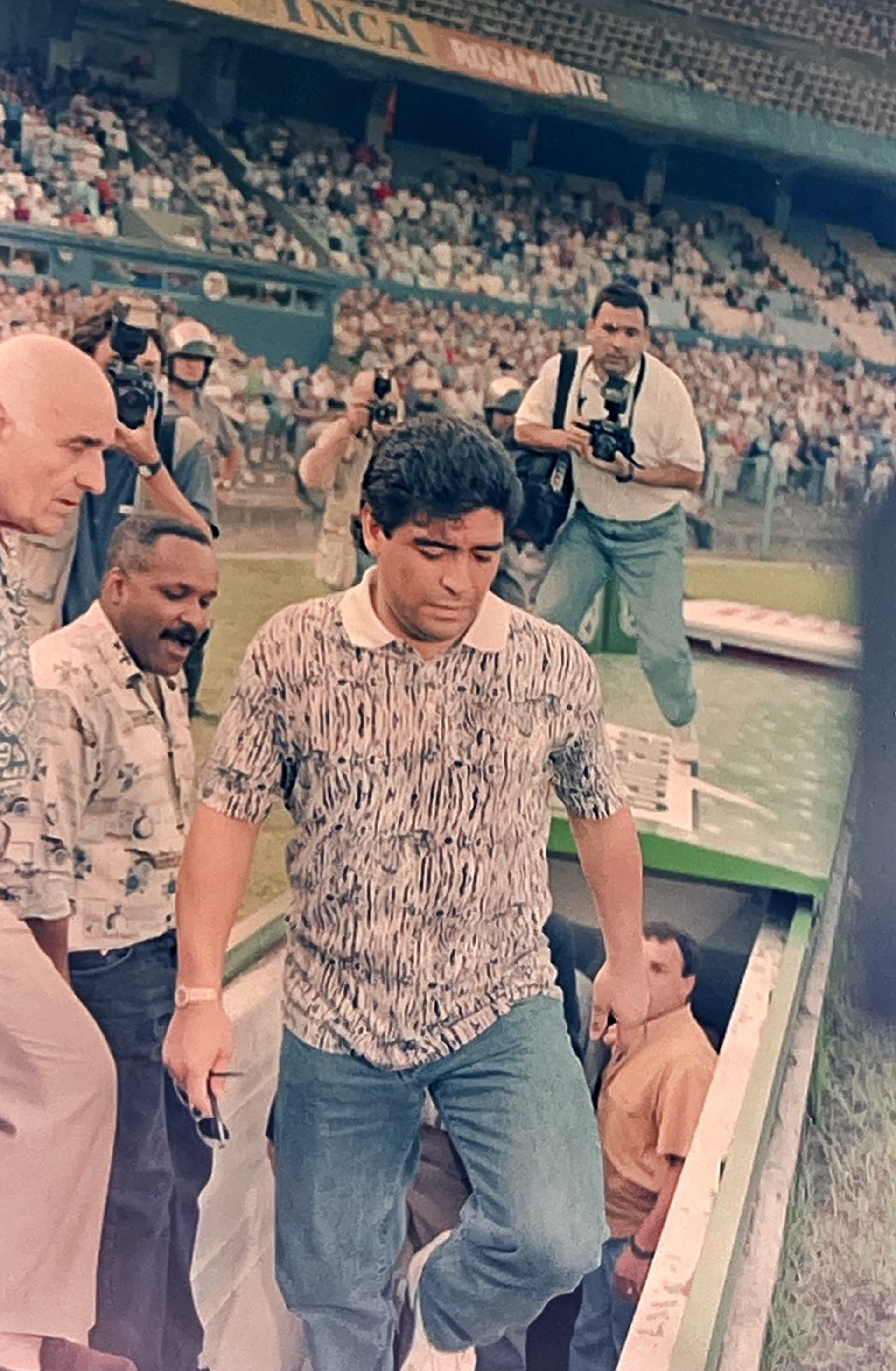 Pelusa sale a la cancha en el Cilindro