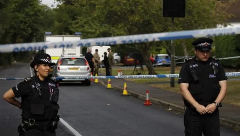 La polizia londinese presidia l'area in cui è avvenuto l'incidente