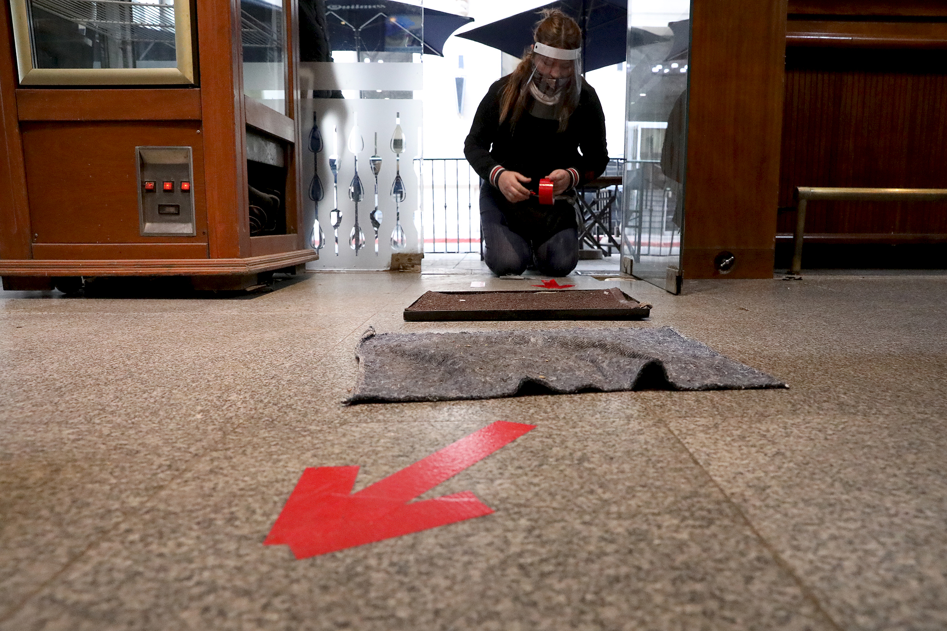 Alfombras para sanitizar la suela del calzado y señalización para mantener la distancia social aconsejada