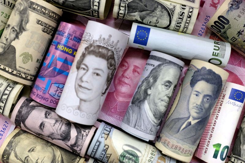 Billetes de euros, dólares de Hong Kong, dólares de Estados Unidos, yenes japoneses, libras esterlinas y yuanes chinos 