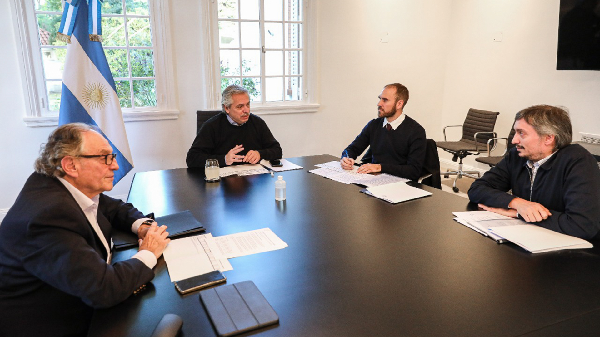 El presidente Alberto Fernández con el ministro de Economía, Martín Guzmán, y los dos diputados que impulsan el impuesto a la riquza en Argentina, Máximo Kirchner y Carlos Heller