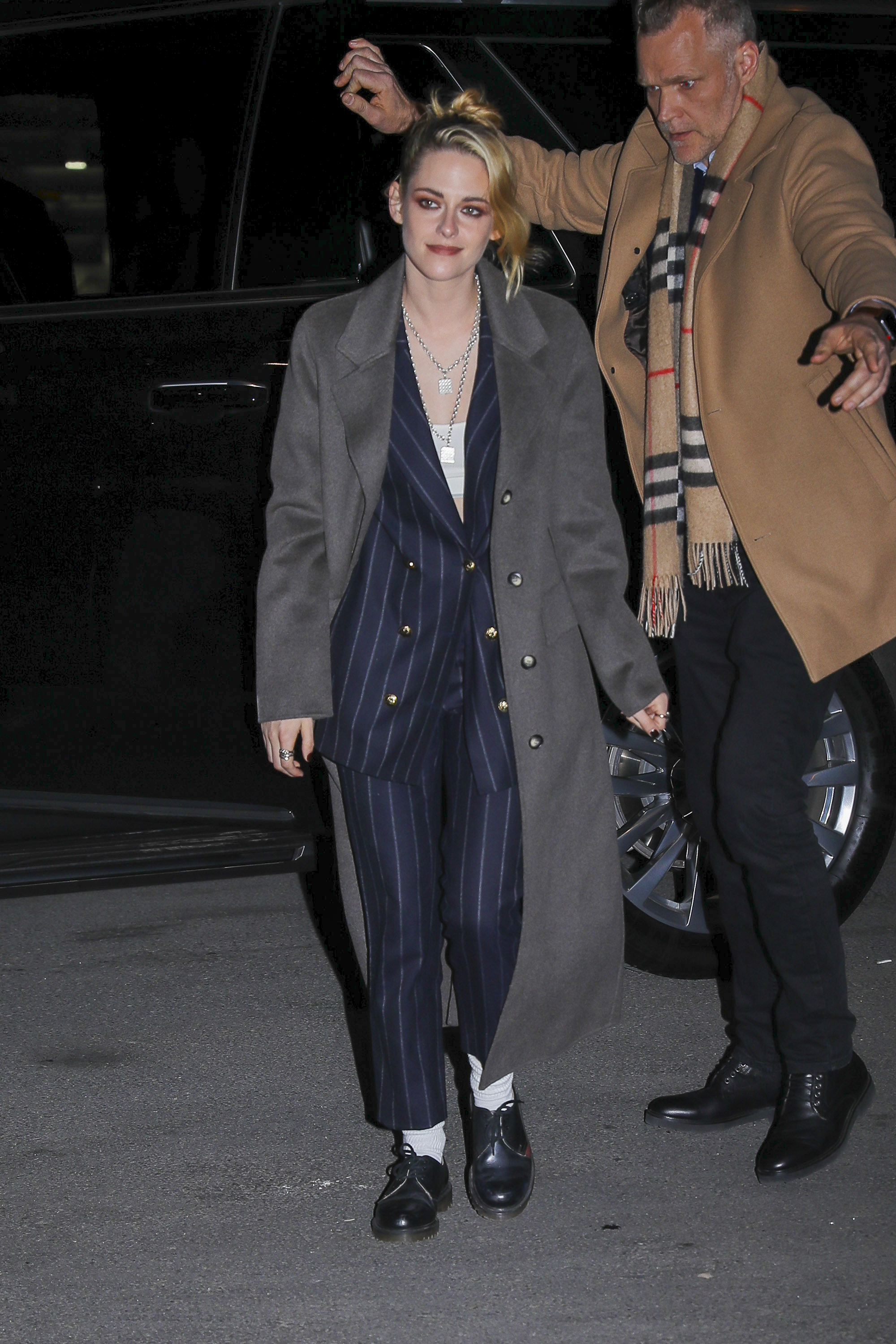Kristen Stewart disfrutó de la noche de Nueva York. La actriz fue fotografiada cuando abandonaba el hotel en el que se hospeda por estos días y se dirigía a un exclusivo restaurante. Lució un conjunto de saco y pantalón negro a rayas con botones dorados, camisa blanca y un tapado gris