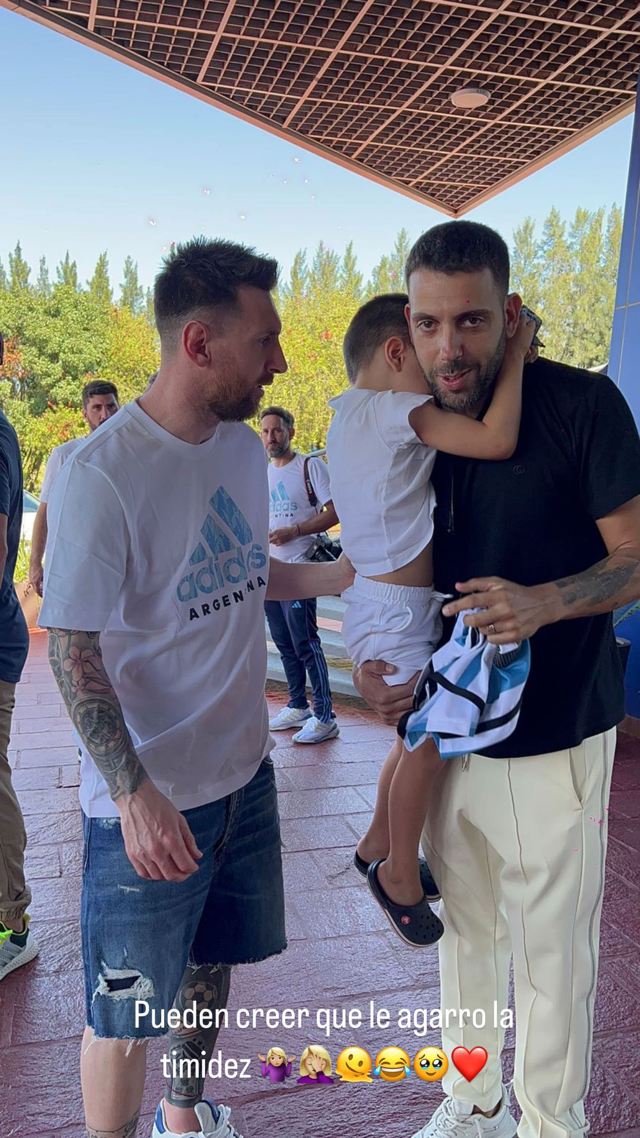 El representante de Rodrigo De Paul, Agustín Jiménez, y su hijo con Messi: allí también quedó al descubierto el nuevo tatuaje (Foto: @Ailen_Bechara)