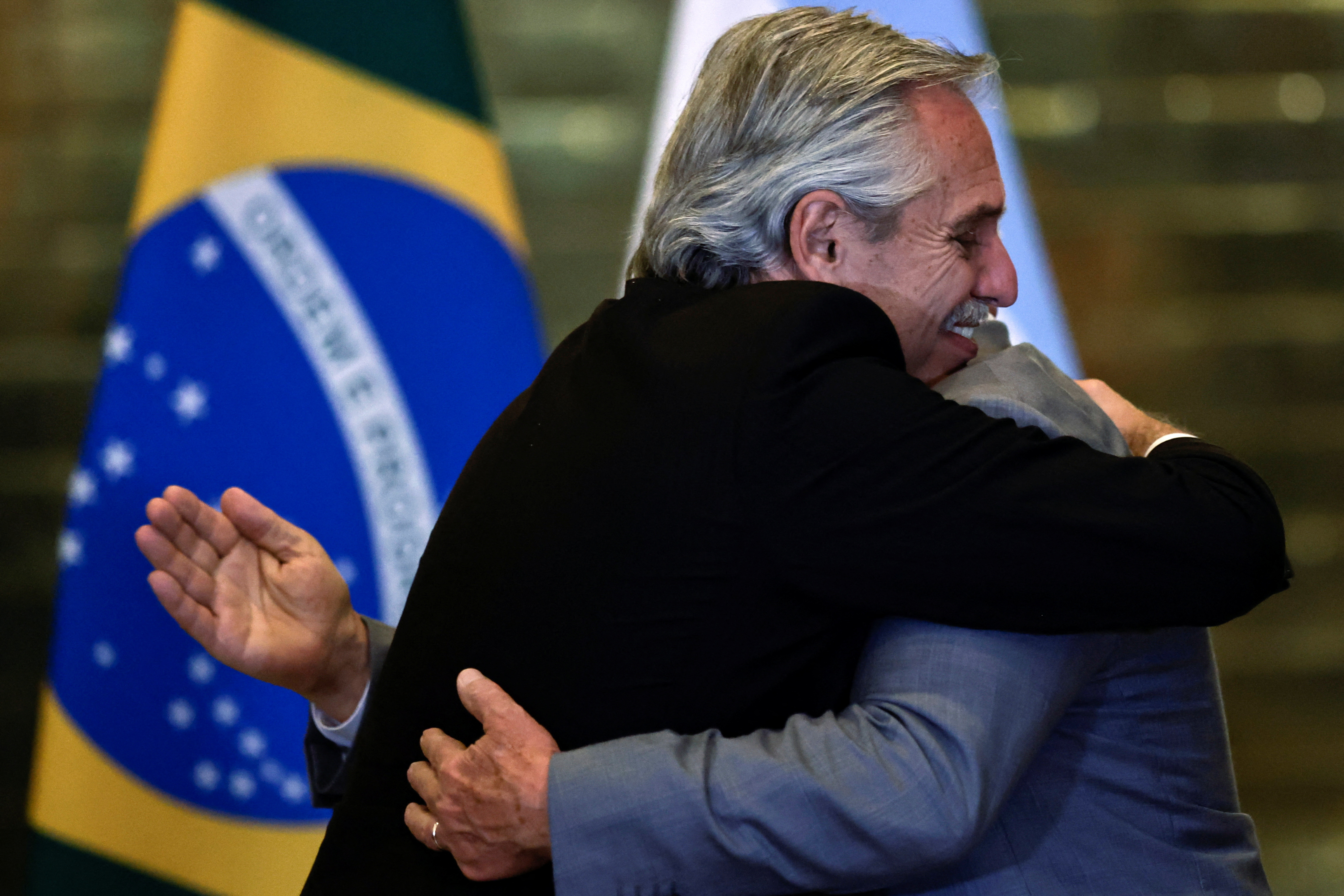 El presidente de Argentina, Alberto Fernández, abraza al presidente de Brasil, Luiz Inácio Lula da Silva, tras una reunión en el Palacio de la Alvorada en Brasilia, Brasil, 2 de mayo de 2023. REUTERS/Ueslei Marcelino