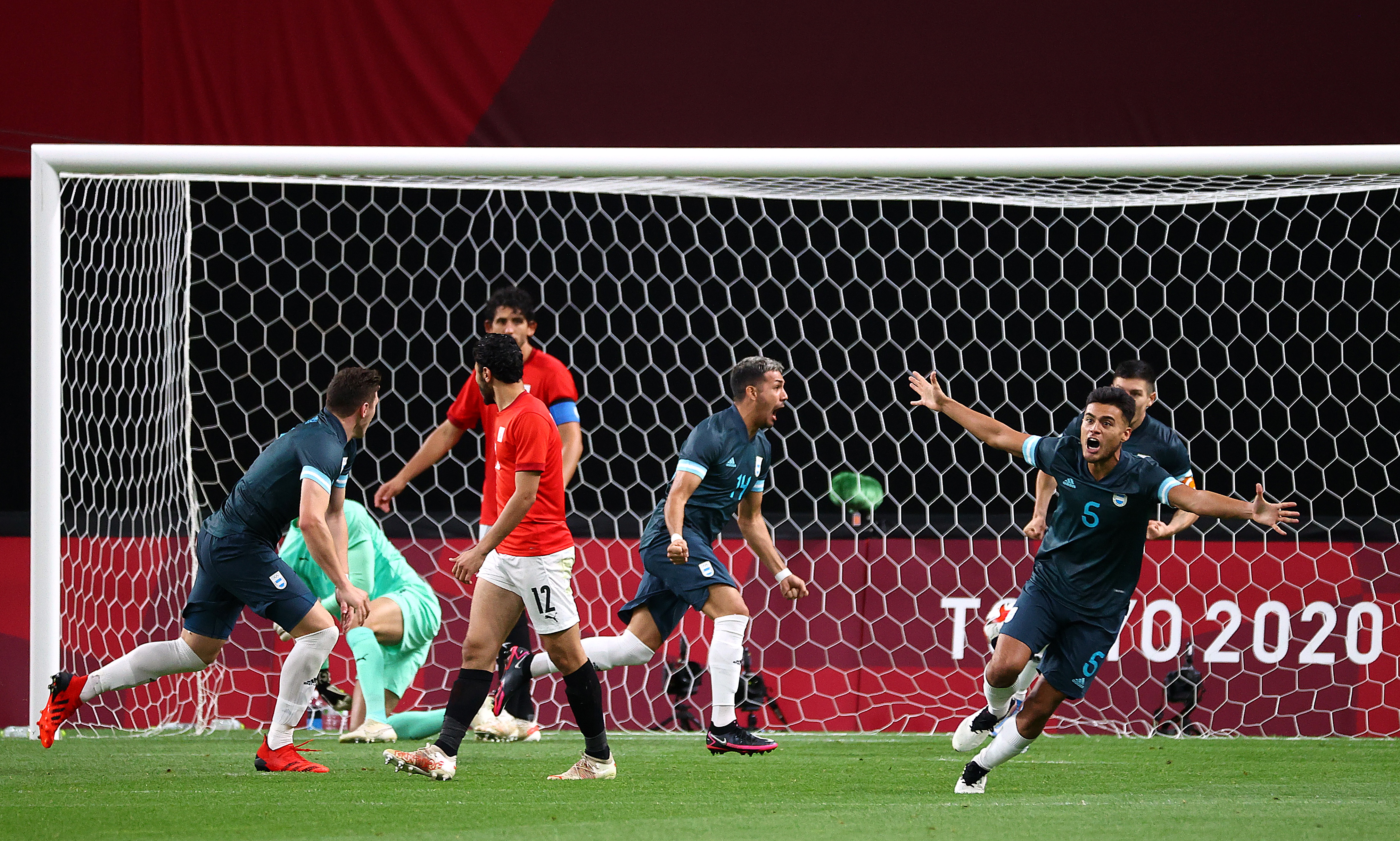 Facundo Medina celebra el gol con el que la Argentina venció a Egipto por el Grupo C (REUTERS/Kim Hong-Ji)