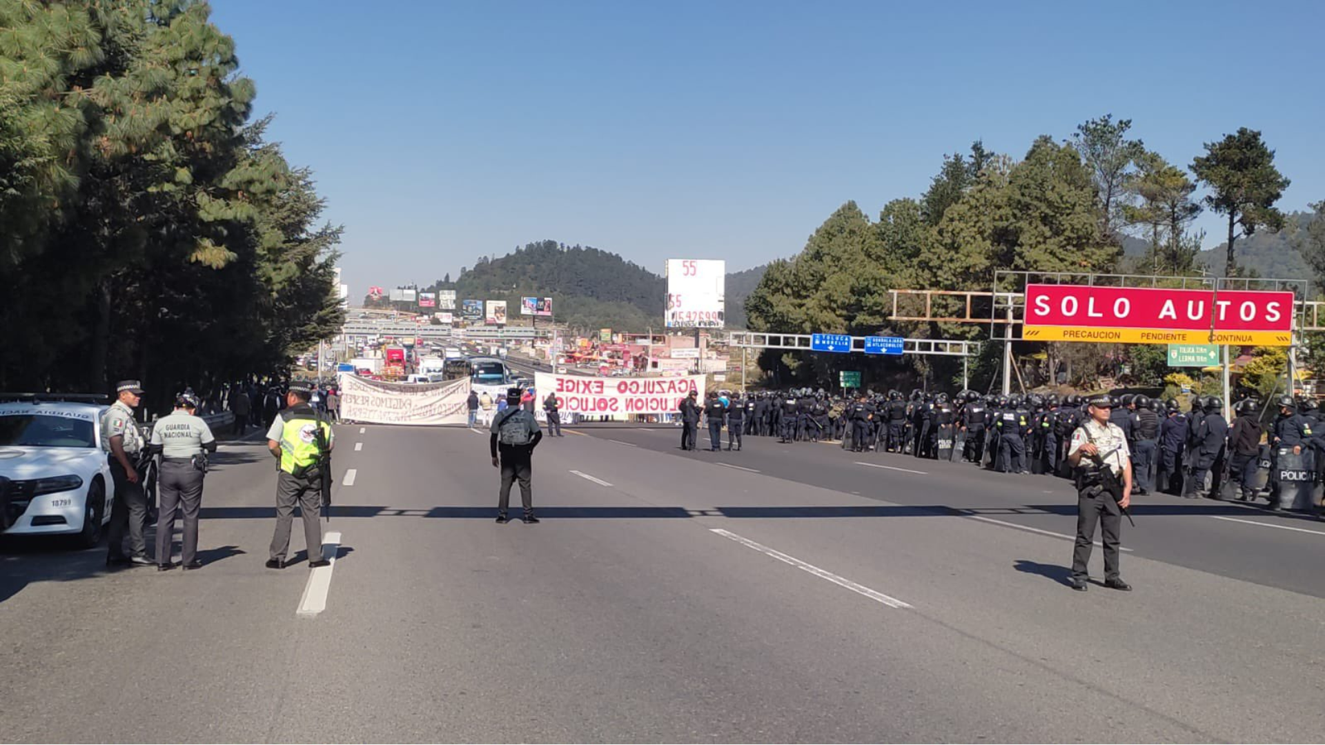 Bloqueo en la autopista México-Toluca termina en enfrentamiento con autoridades  