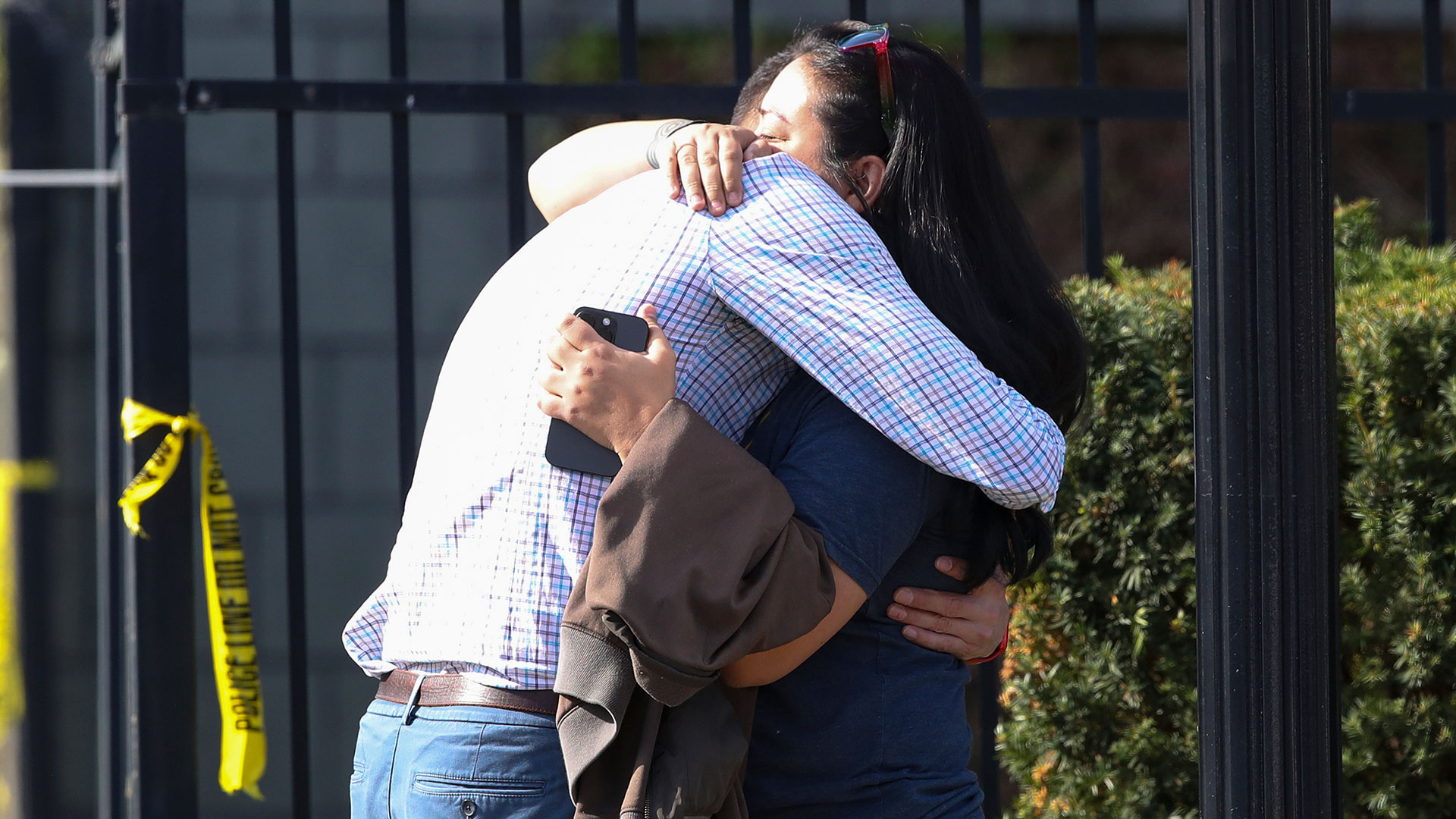 Dos personas se abrazan afuera de un edificio donde ocurrió un tiroteo en Louisville, Kentucky, el lunes 10 de abril de 2023. (Michael Clevenger/Courier Journal vía AP)

