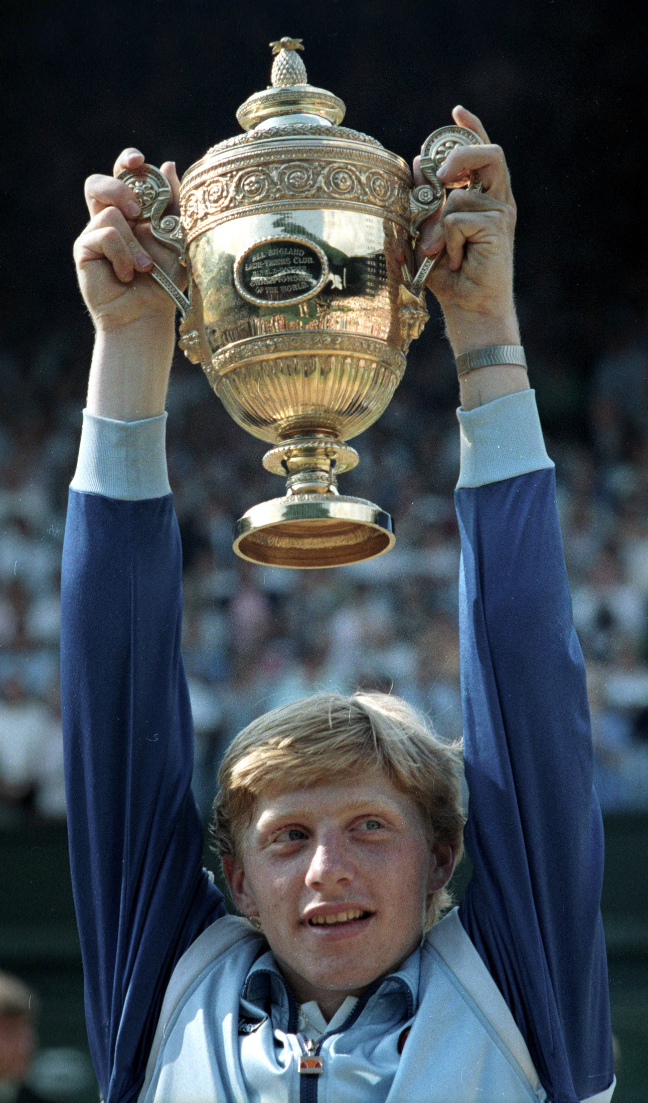 FOTO DE ARCHIVO: El alemán Boris Becker posa con el trofeo después de convertirse en el jugador más joven en ganar el campeonato masculino de tenis de Wimbledon el 7 de julio de 1985 en Londres. Becker derrotó al jugador estadounidense Kevin Curren REUTERS/Peter Skingley/Foto de archivo
