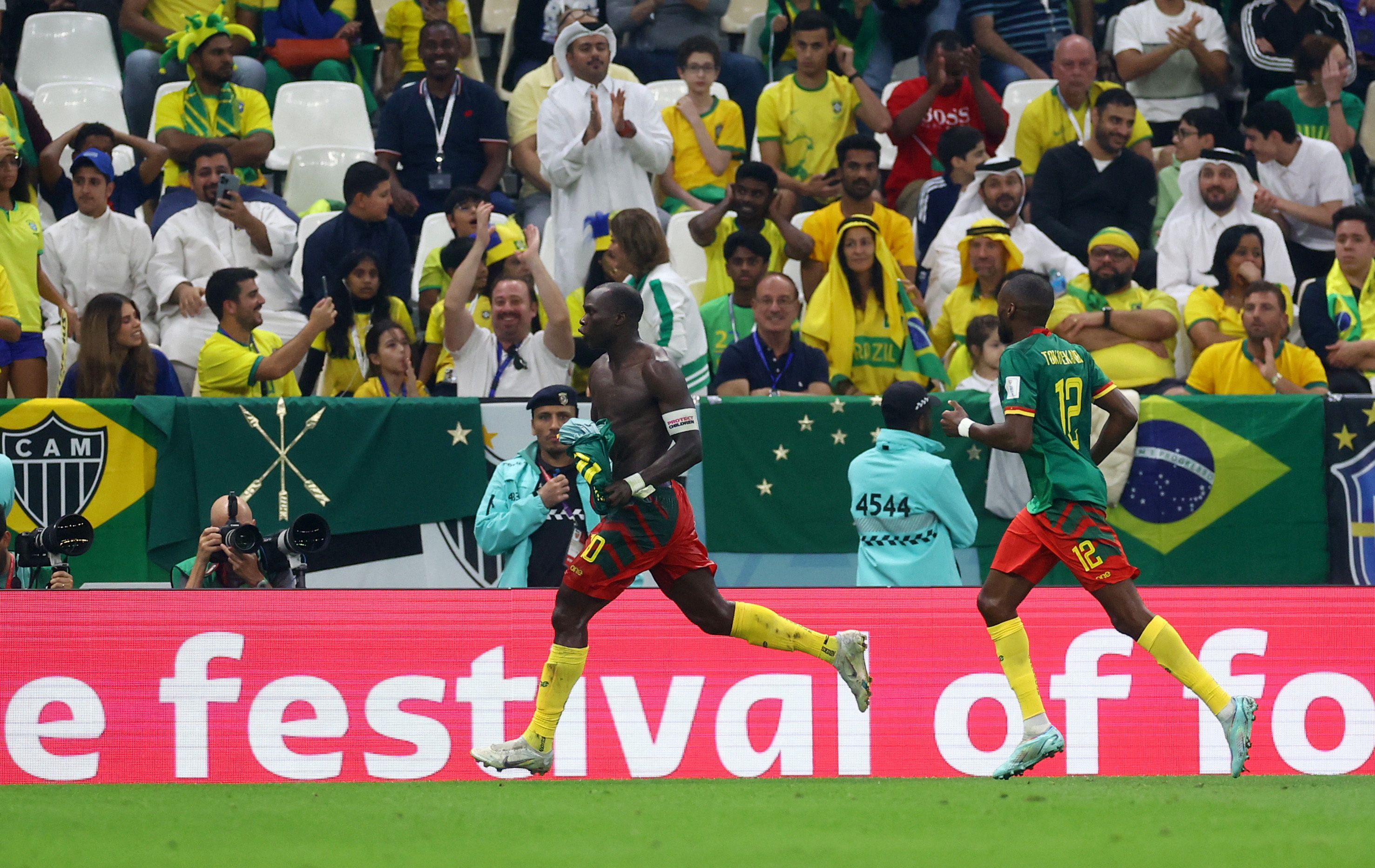 Vincent Aboubakar festeja el gol agónico de Camerún (REUTERS/Paul Childs)