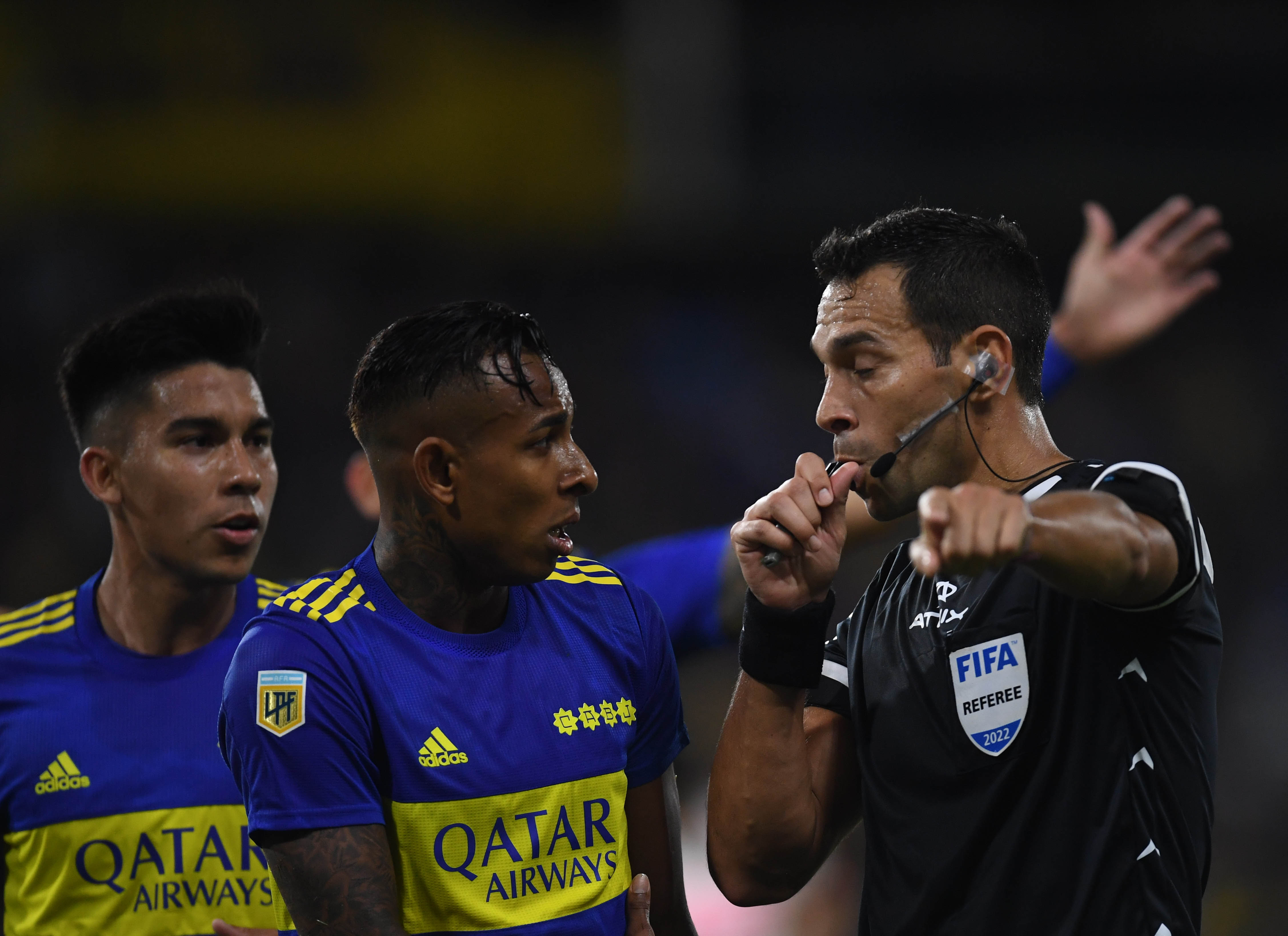 Facundo Tello recibe el reclamo de Villa y de "Pol" Fernández por el penal no sancionado ante Lanús (Fotobaires)