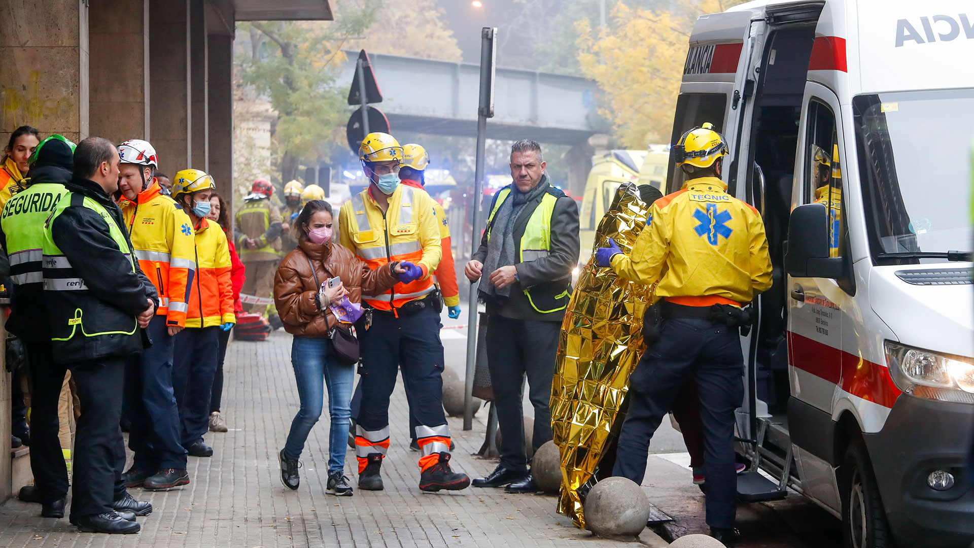  Personal sanitario y de seguridad realizan su trabajo este miércoles en la estación de Montcada i Reixac (Barcelona) EFE/Marta Pérez
