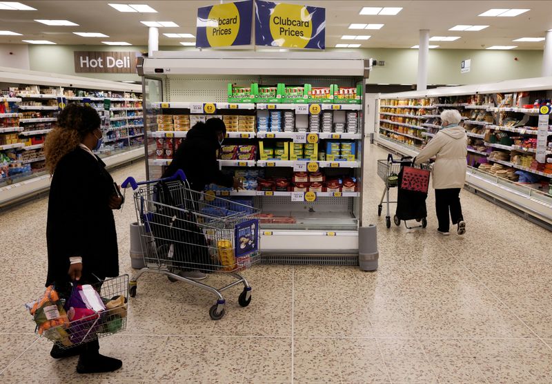 FOTO DE ARCHIVO: Clientes en un supermercado Tesco Extra en Londres, Reino Unido, 10 de febrero de 2022. Foto tomada el 10 de febrero de 2022. REUTERS/Paul Childs