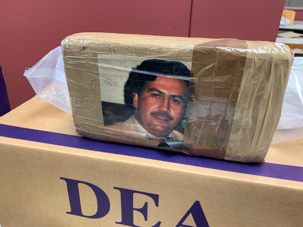 Un paquete de fentanilo decomisado en EEUU. Los contrabandistas utilizaron la imagen del capo colombiano, Pablo Escobar (Foto: dea.gov)