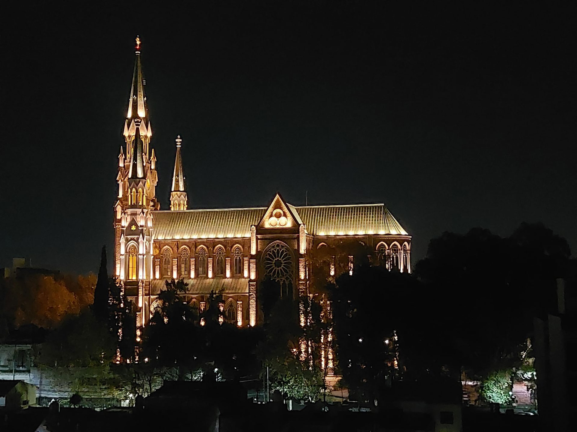 La nueva iluminación del templo de la Virgen de Lourdes en Santos Lugares