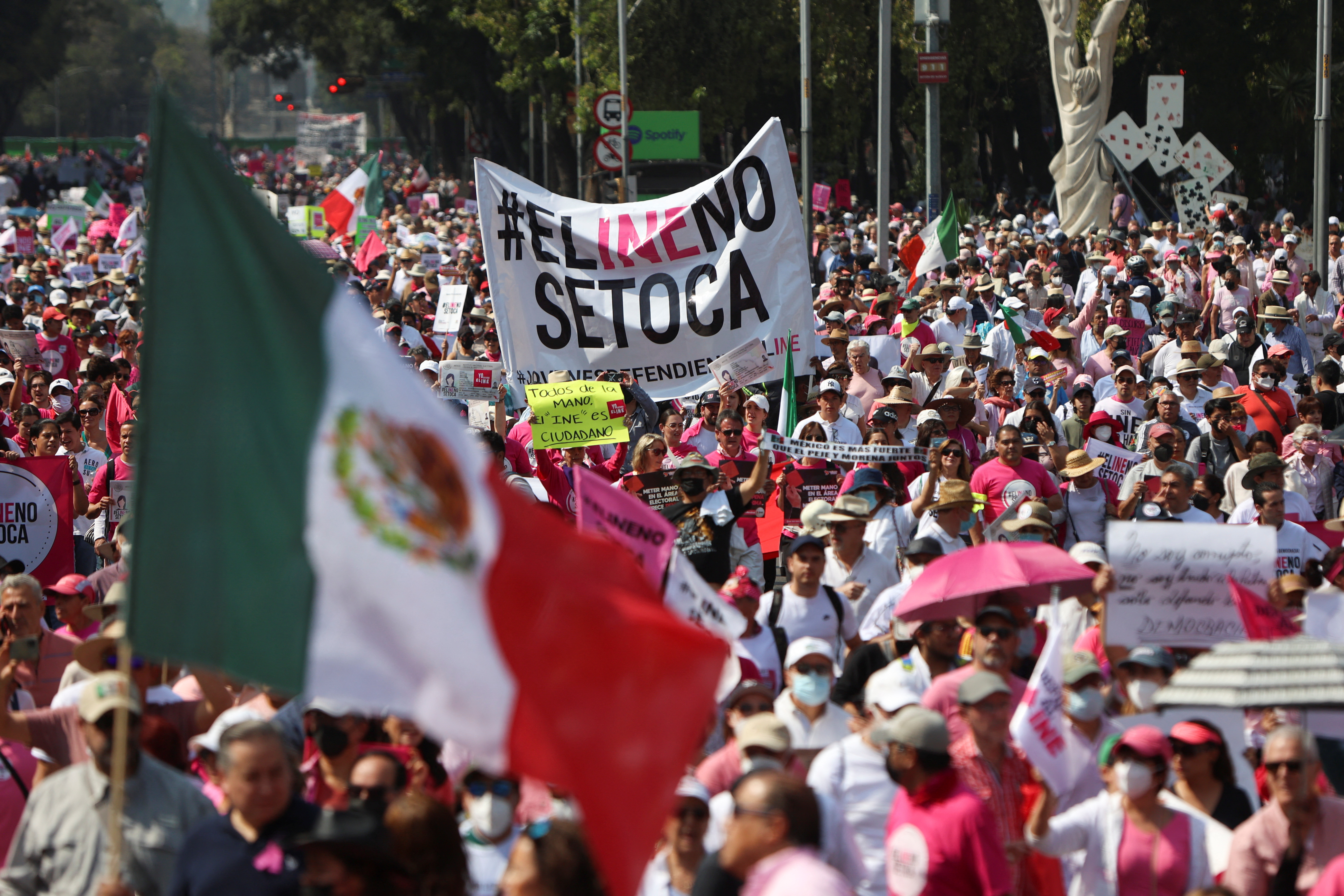 Oposición asegura que más de 100 mil personas marcharon por el INE. (REUTERS/Luis Cortes)