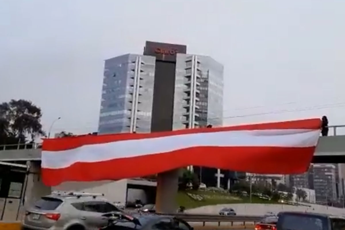 Bandera roja y blanca colgada en la vía pública recibió críticas por su parecido a la de Austria
