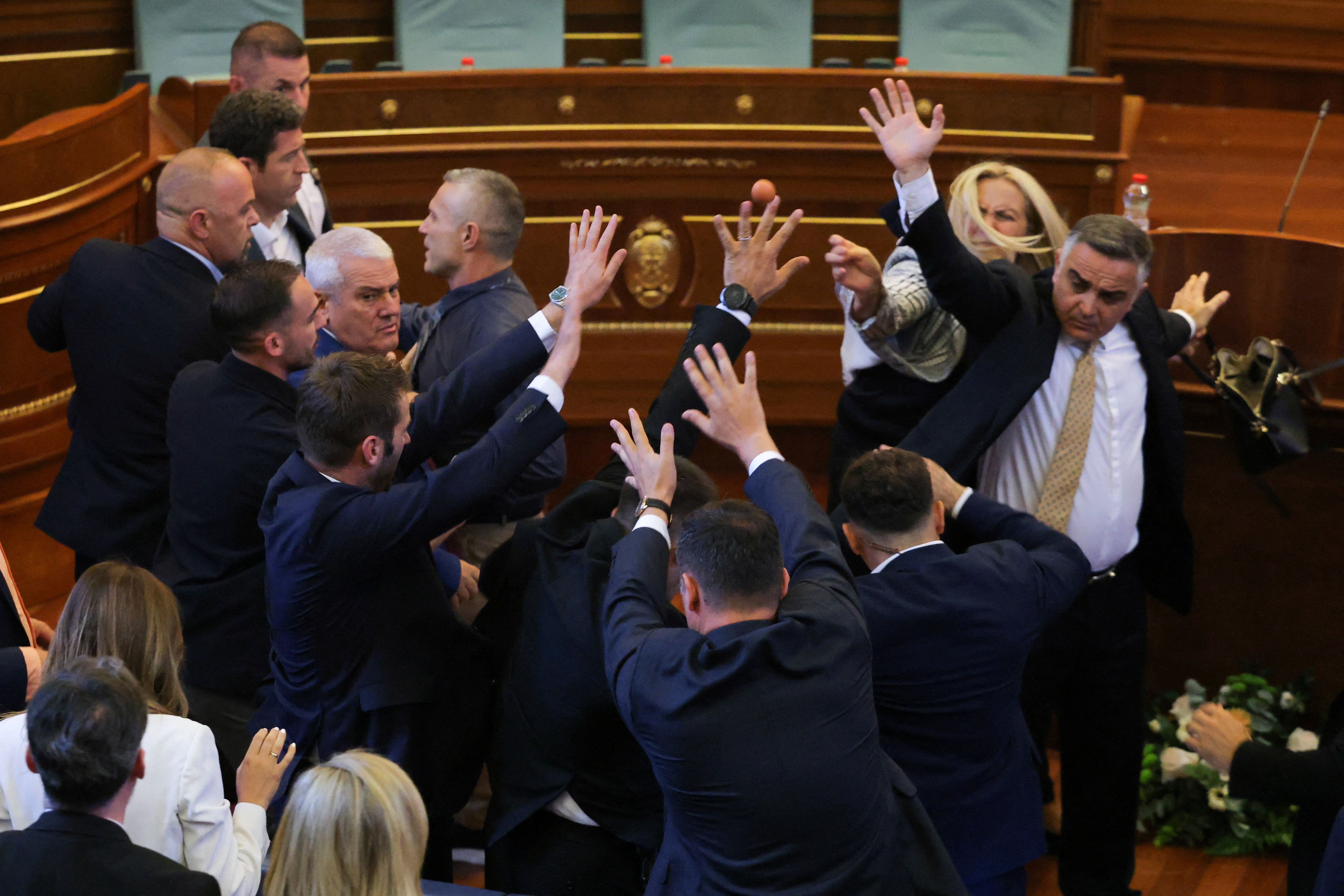 Escándalo en el Parlamento de Kosovo: una diputada lanzó huevos contra el primer ministro Albin Kurti