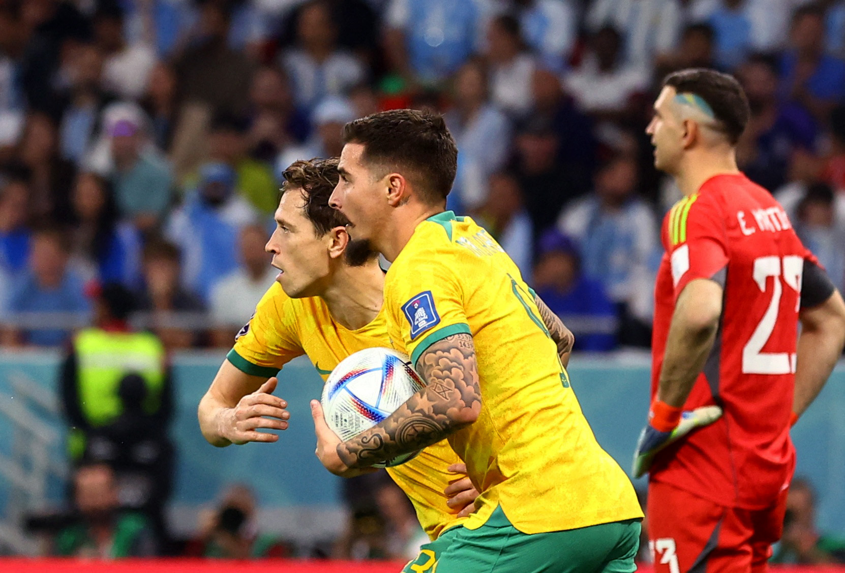 En el primer disparo de Australia en el partido, los Socceroos descontaron ante Argentina (REUTERS/Carl Recine)