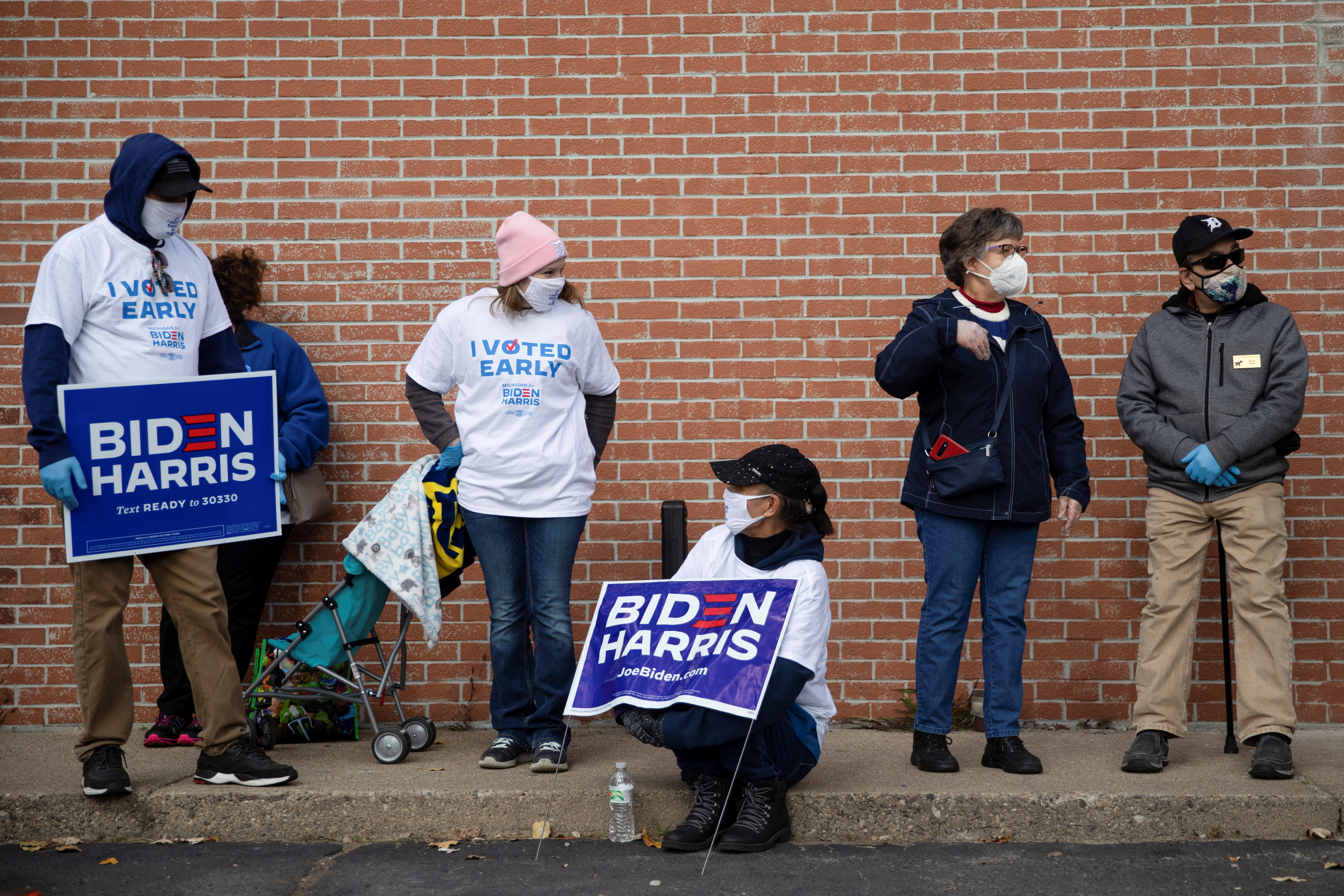 Voters wait in line for a campaign event to hear last-minute arguments from Jill Biden in Westland, Michigan, U.S., October 29, 2020. REUTERS/Emily Elconin