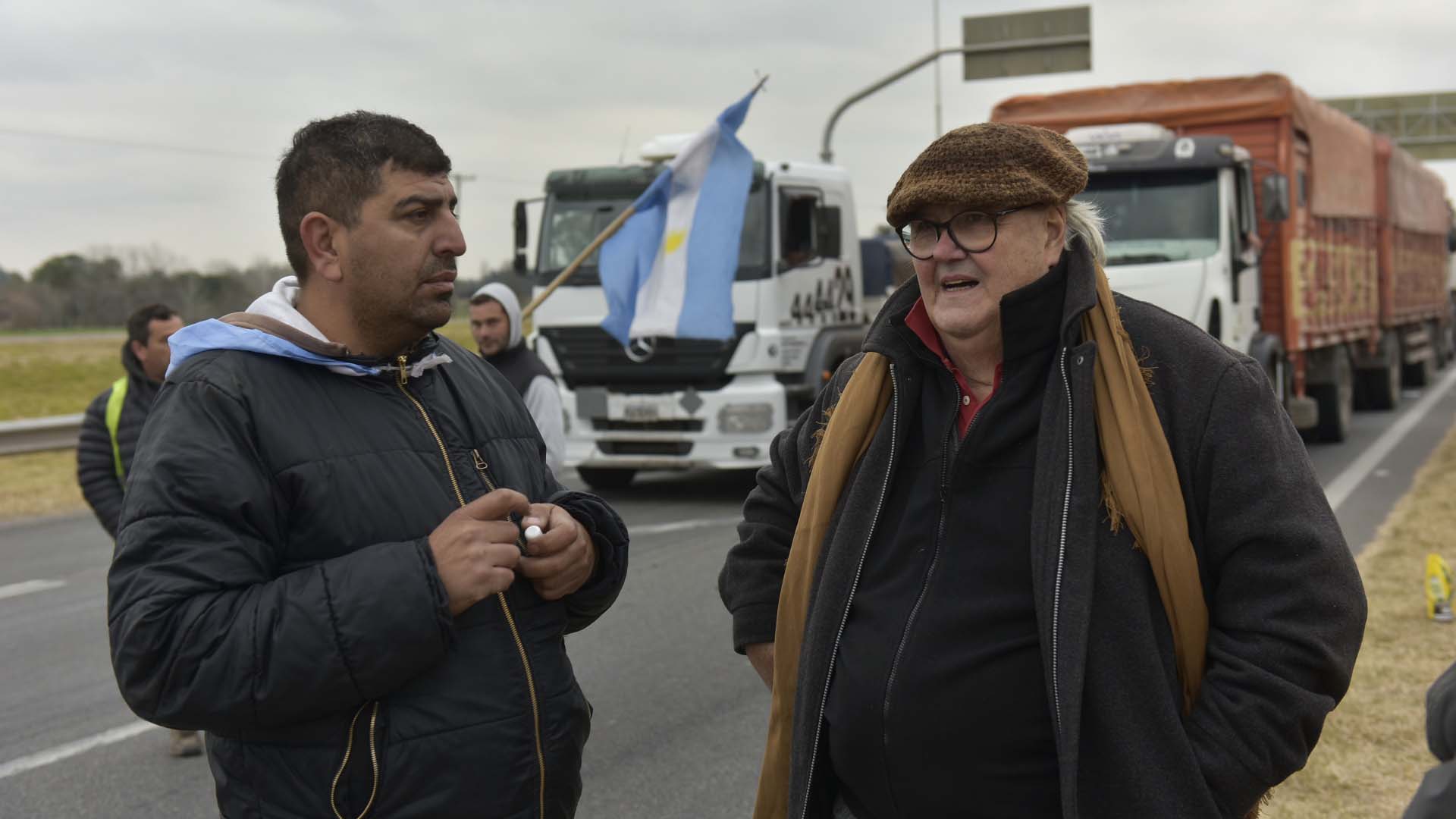 El dirigente y productor Raúl Victores ayer en uno de los lugares de protesta de los transportistas. (Gustavo Gavotti)