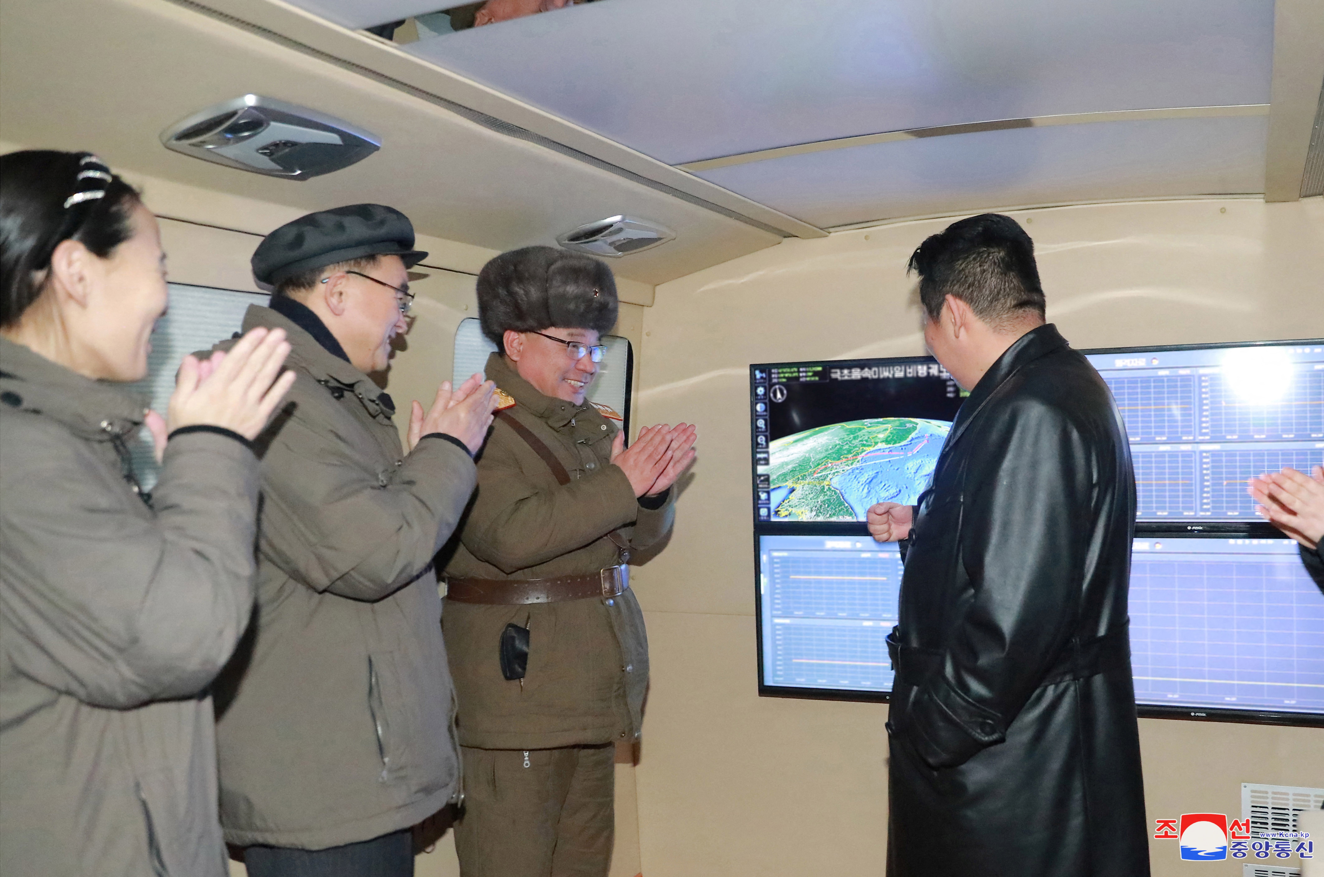 Kim Jong-un supervisando el lanzamiento de misiles 