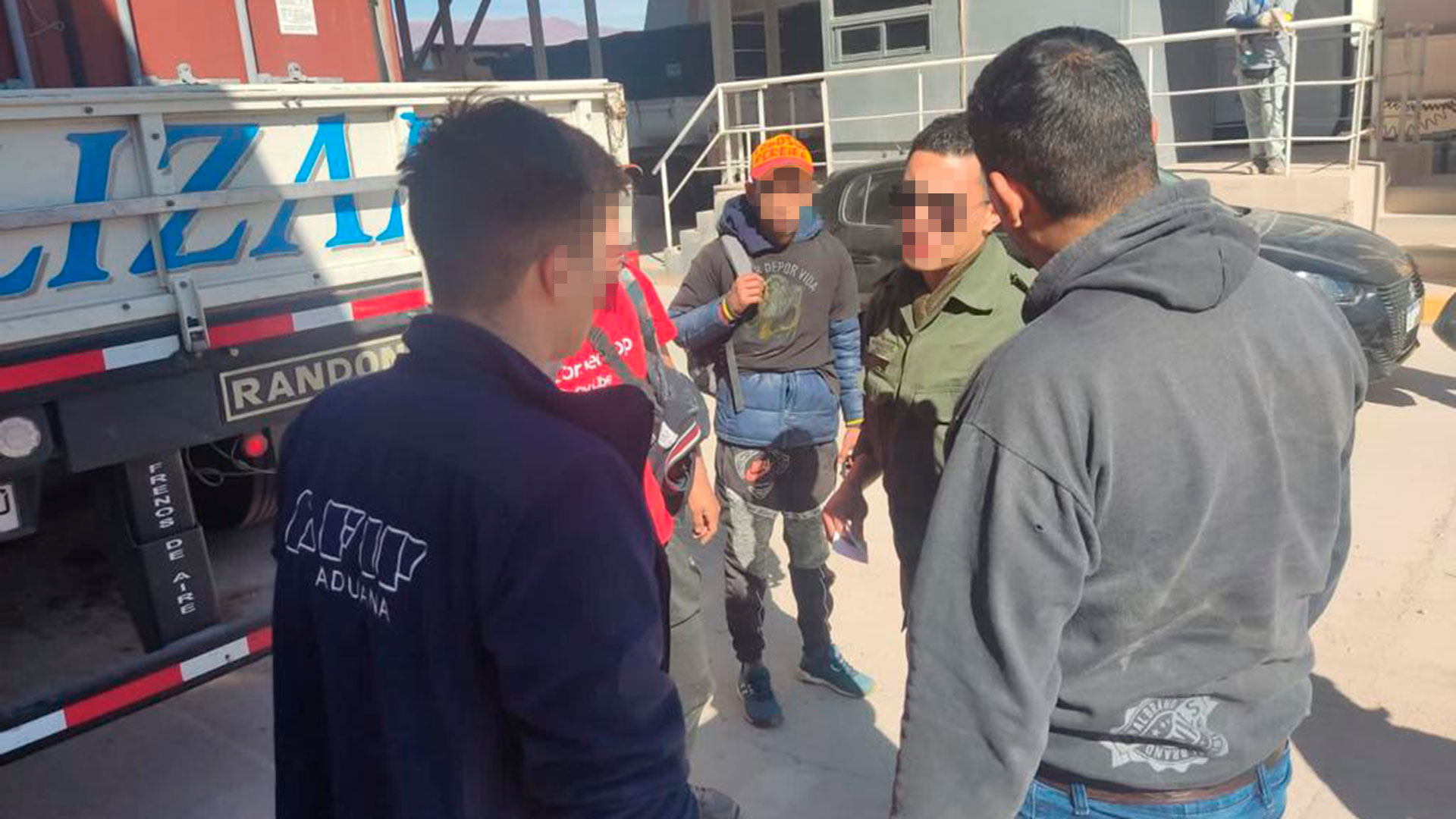 Gendarmerie and Customs together with the two Colombian citizens who tried to enter the country illegally