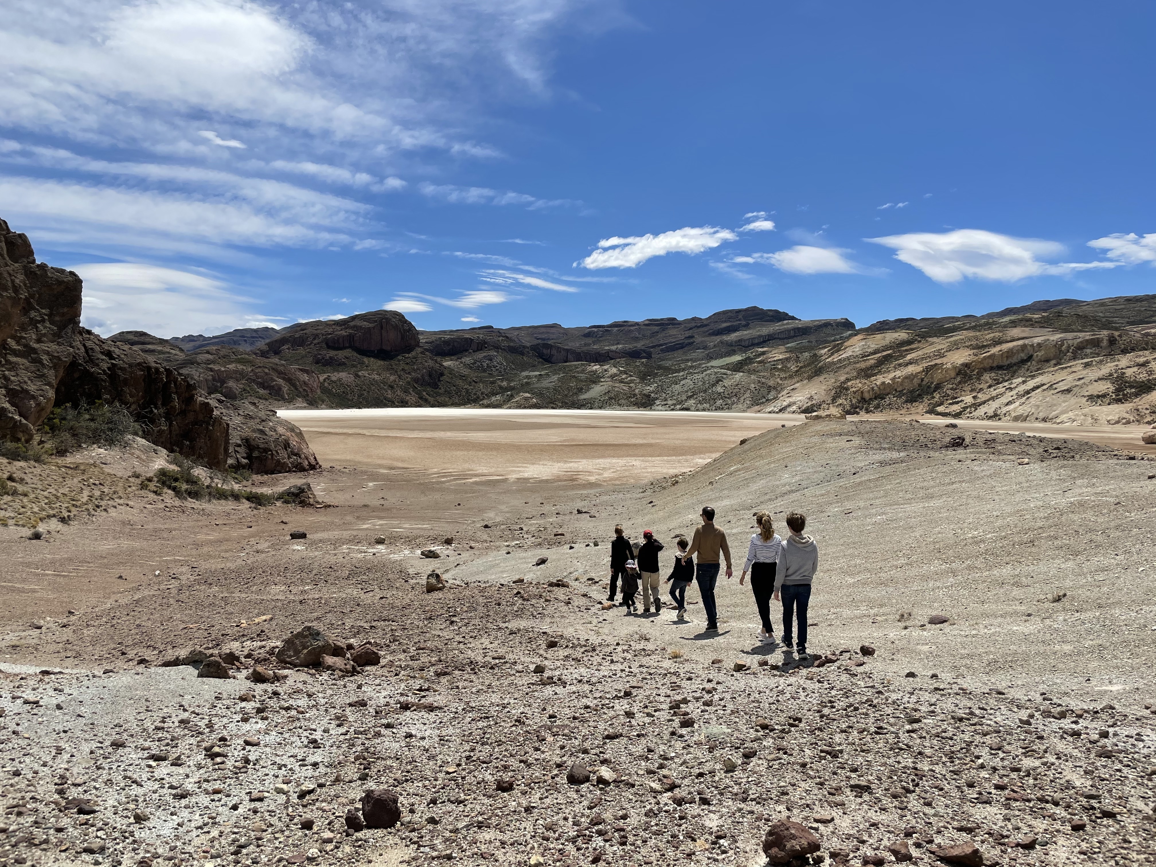 La zona es la base ideal para una variedad de paseos por la cordillera y precordillera de los Andes a través de las praderas y bosques bordeando la frontera con Chile