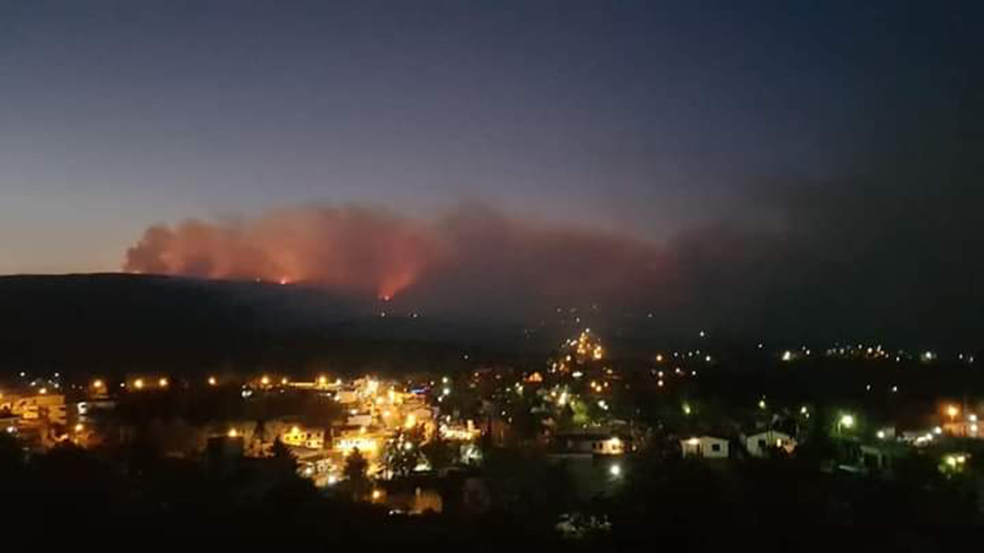 Los incendios forestales que afectan desde hace una semana al norte de la provincia de Córdoba se desplazaron este domingo hacia el Valle de Punilla, donde se quemaron dos viviendas y más de 120 personas fueron evacuadas en la zona de Ongamira y Capilla del Monte (Twitter: @TDLtiempo)