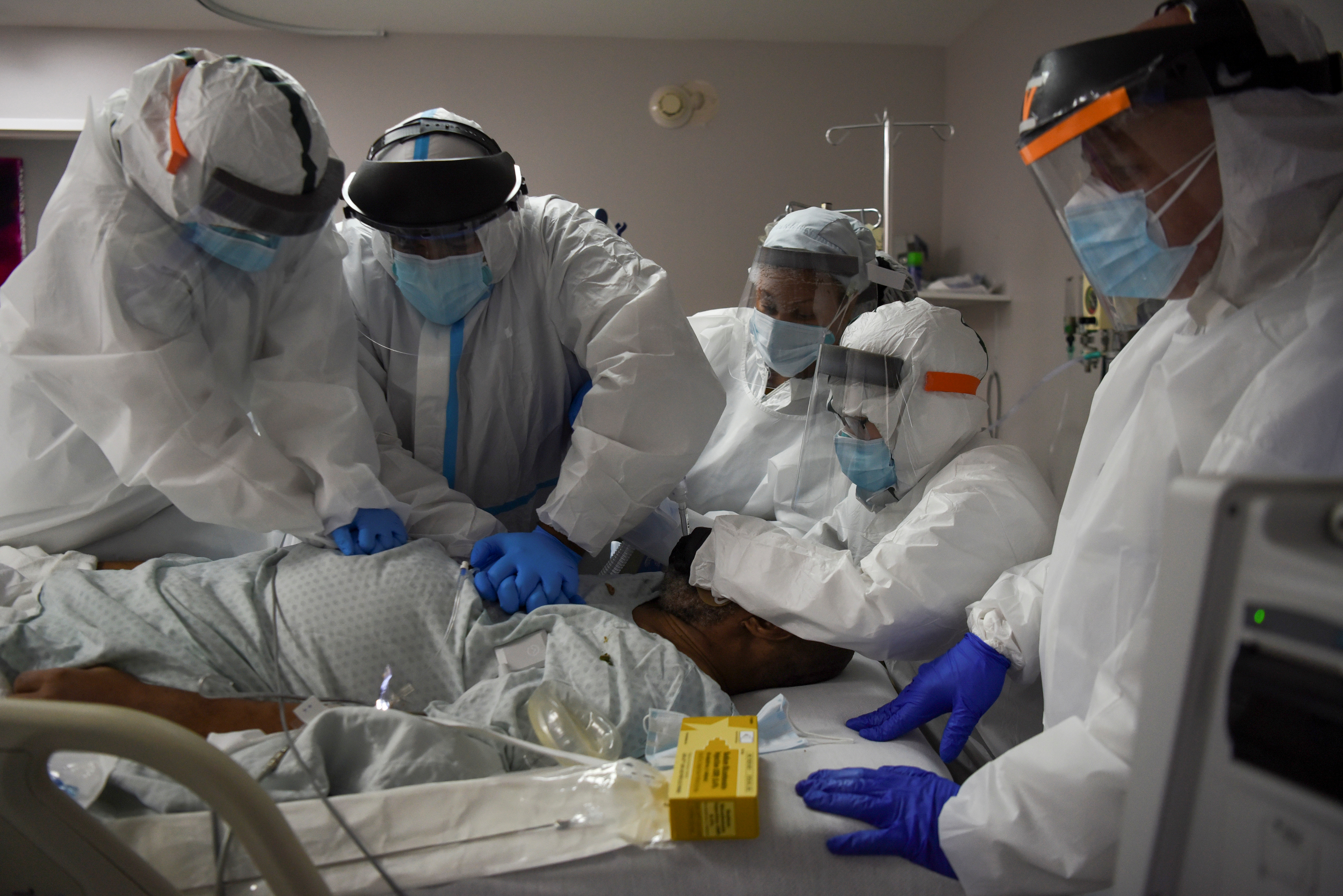 El doctor Joseph Varon, director médico del United Memorial Medical Center (UMMC) y un equipo de trabajadores de la salud realizan RCP en un paciente con COVID-19 en Houston, Texas (Reuters)
