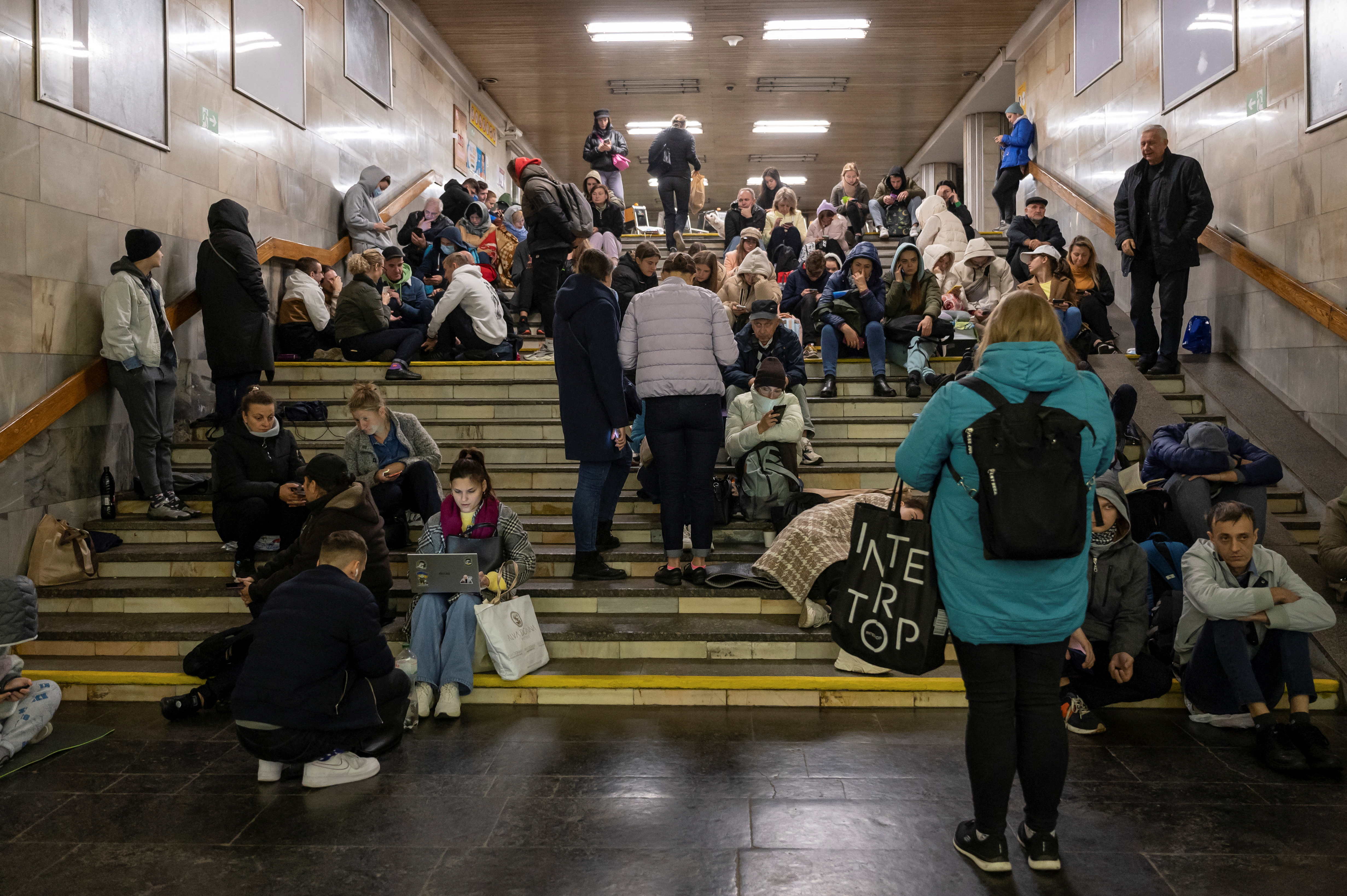 Ucranianos se refugian dentro de una estación de metro durante un ataque de misiles rusos en Kiev, Ucrania, el 11 de octubre de 2022 (Reuters)