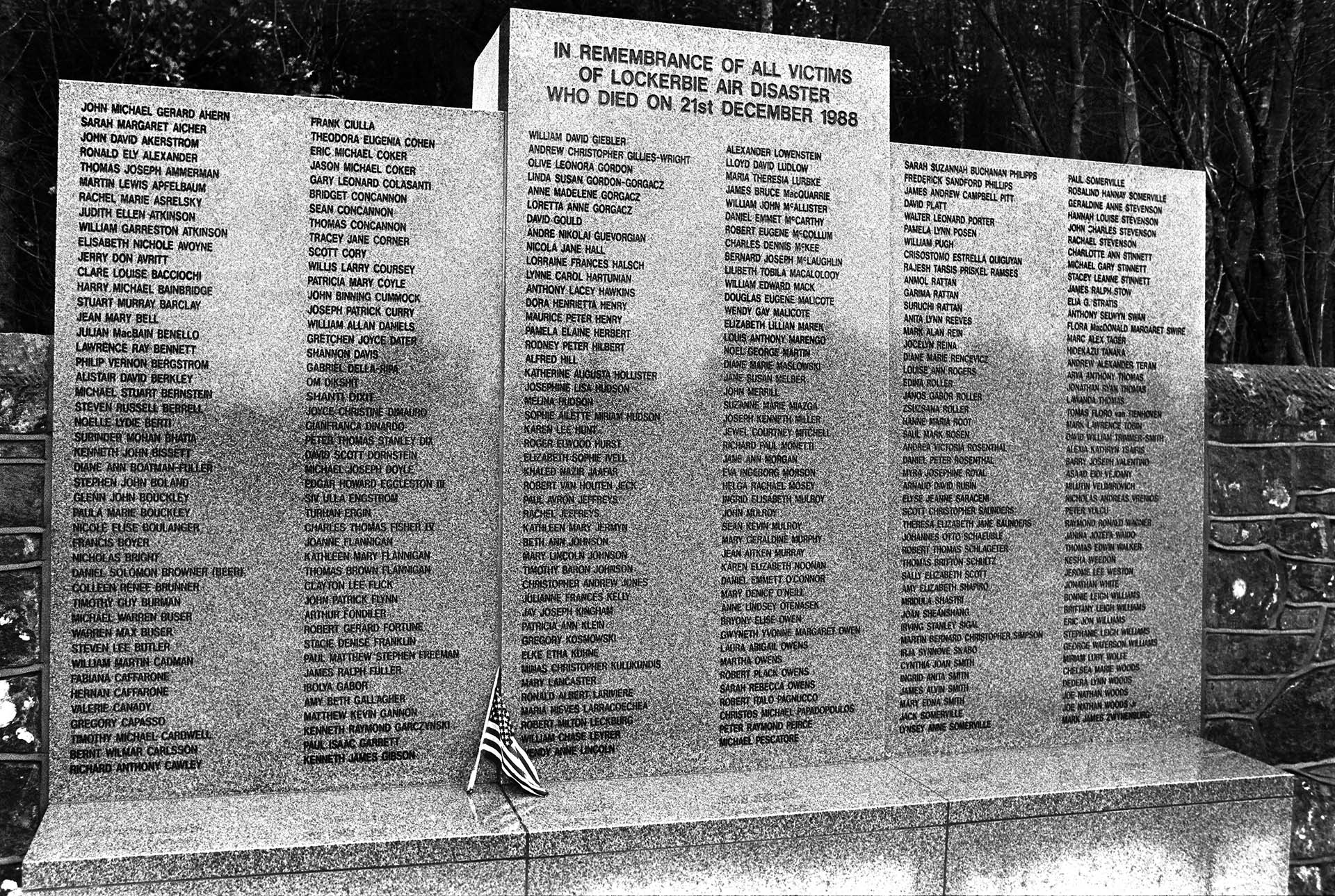 El cenotafio que recuerda a los 243 pasajeros, los 16 tripulantes del vuelo 103 de Pan Am (Photo by In Pictures Ltd./Corbis via Getty Images)