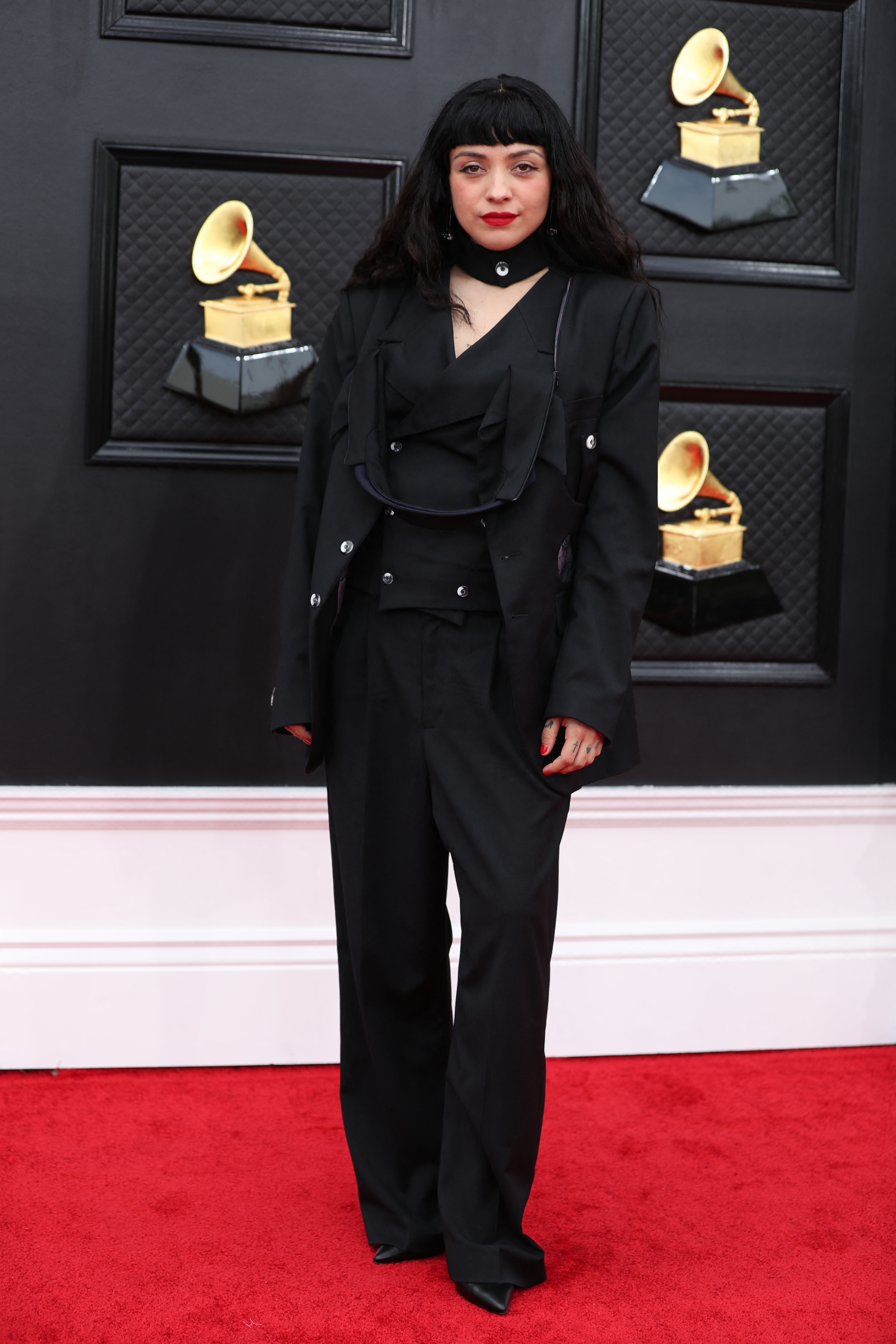 Mon Laferte pasó con un look masculino que es algo que se viene imponiendo. "En este caso, la cosa del traje y sacarle lo masculino y femenino, es algo que están pidiendo hombre como mujeres para otros ámbitos, no solamente para una gala”, dijo Fernández (REUTERS/Maria Alejandra Cardona)