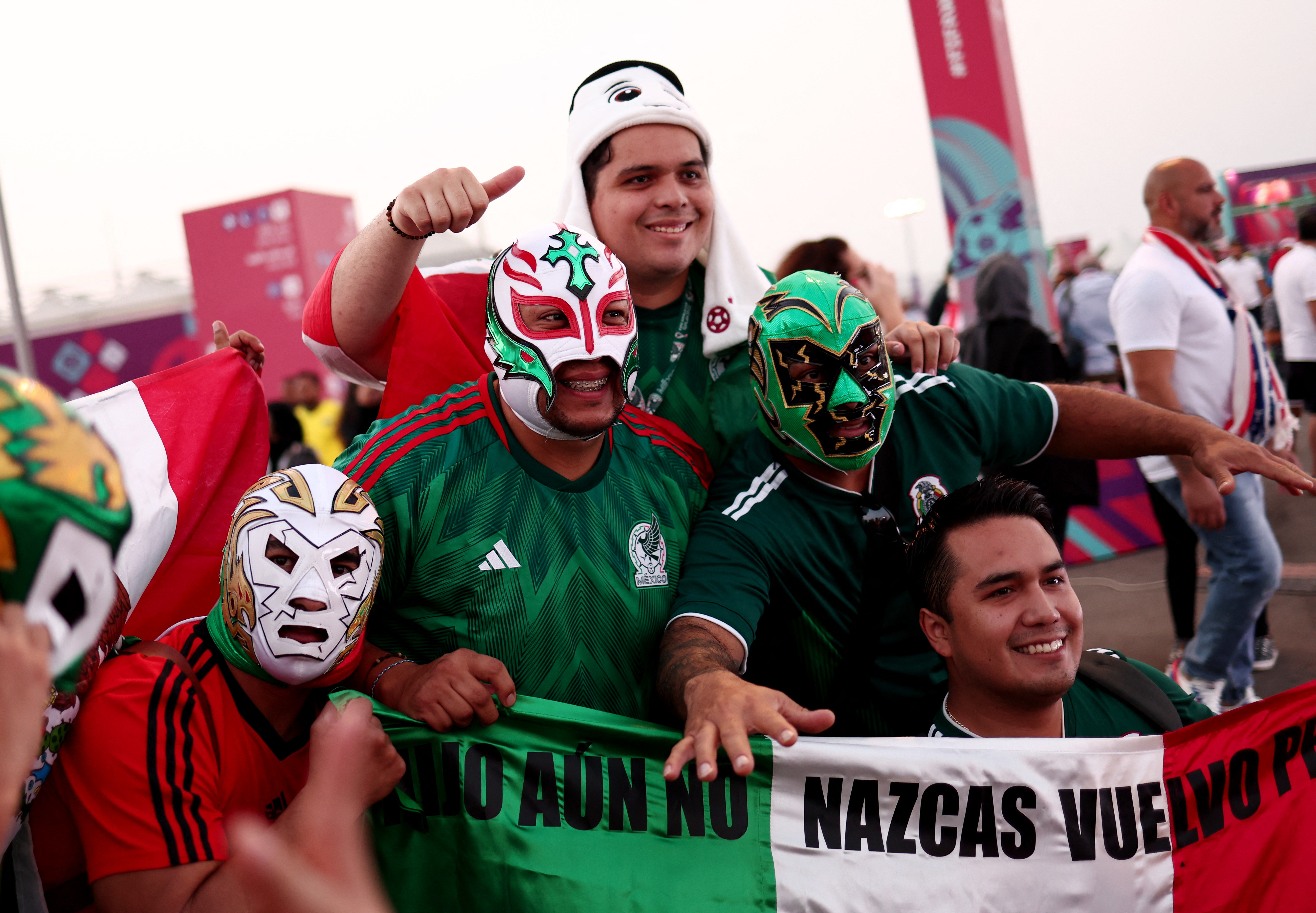 Meksykańscy fani czekają na debiut Meksyku w Katarze 2022 (Reuters / Marco Djurica)