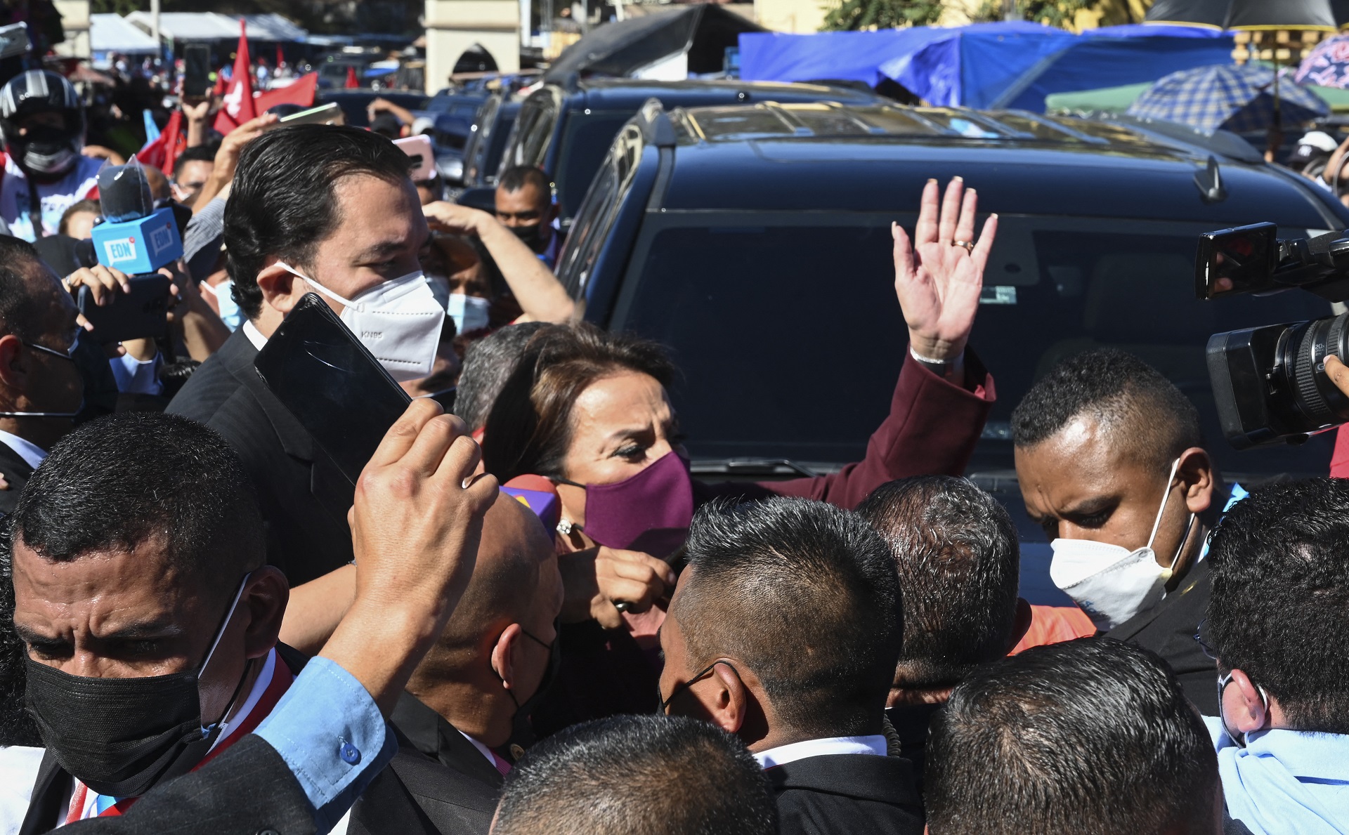 Castro saluda a sus seguidores este jueves en Tegucigalpa (AFP)