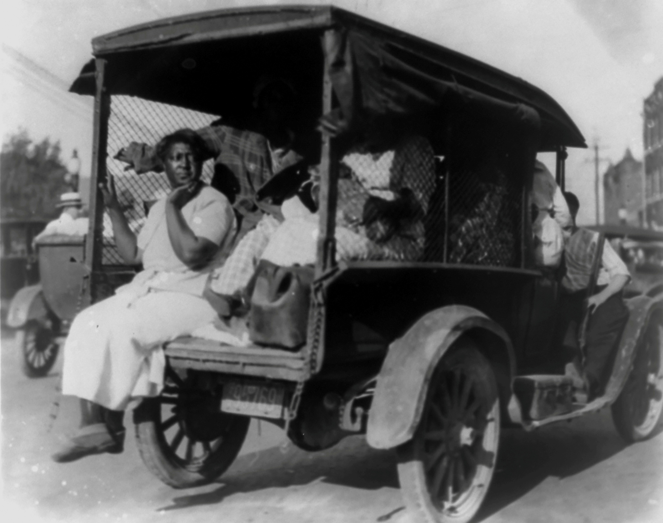 Un camión transporta a sobrevivientes de la masacre de Tulsa (Library of Congress/Handout via REUTERS)
