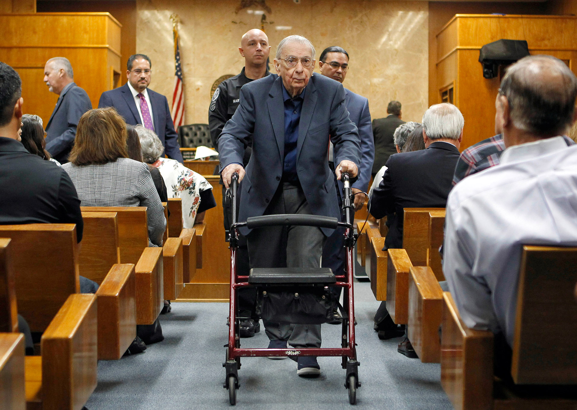 El ex sacerdote John Feit abandona la sala del tribunal durante un receso en su juicio por el asesinato de Irene Garza, el 30 de noviembre de 2017 (REUTERS/Nathan Lambrecht/The Monitor)