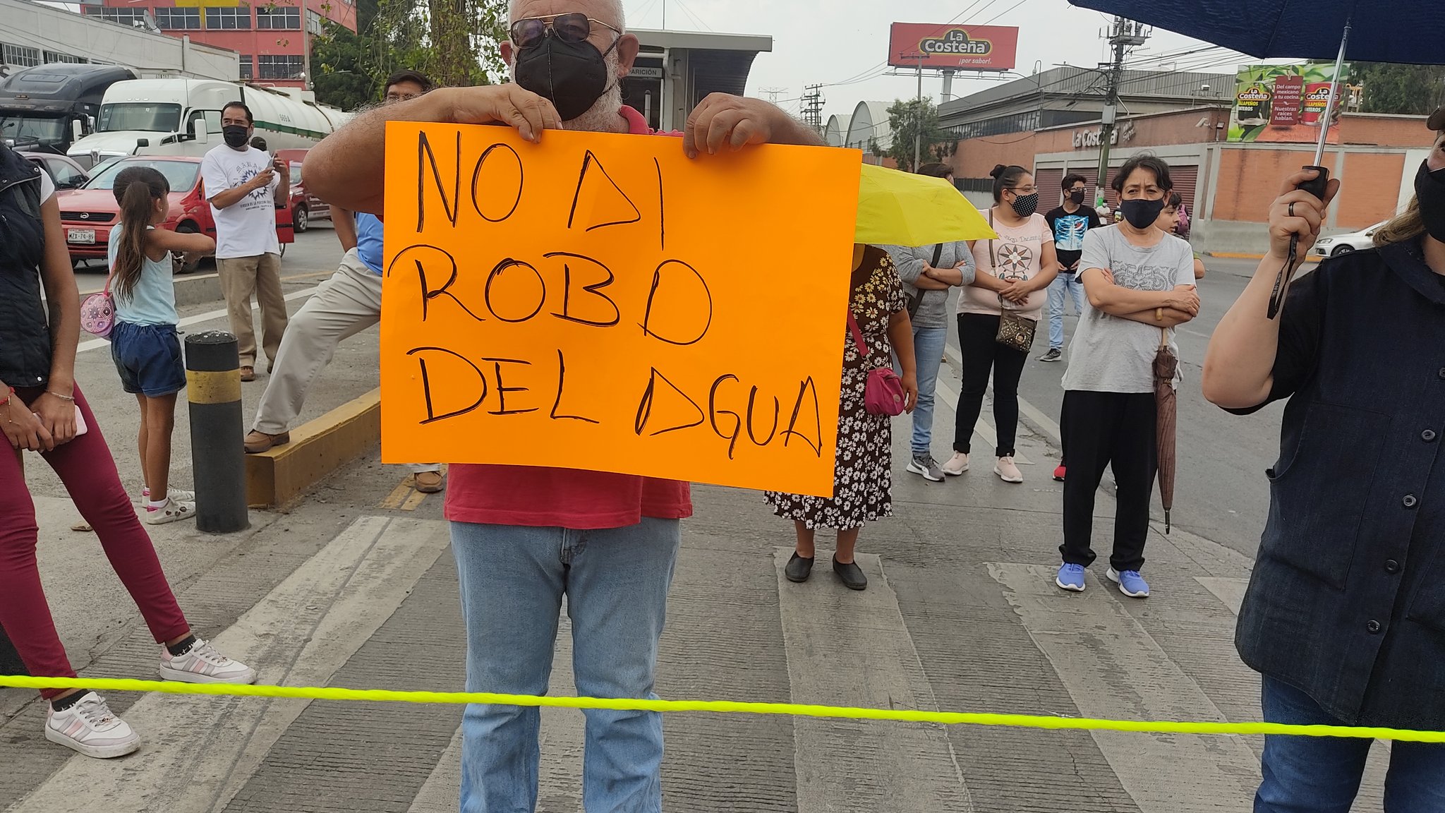 Vecinos de Ecatepec cerraron la Vía Morelos para exigir agua potable (Foto: Twitter / @majirow_)