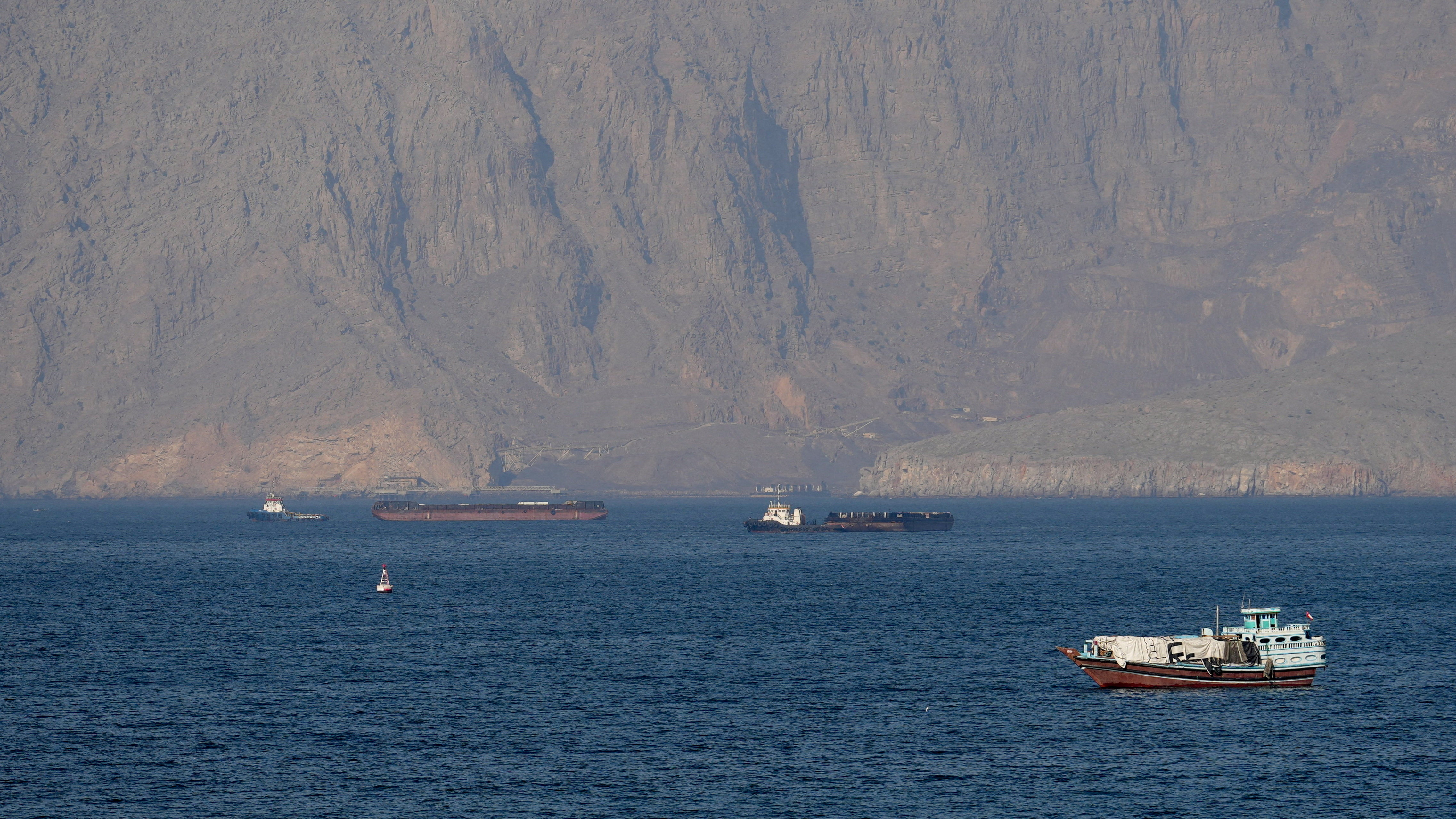 Buques cisterna de GNL y superpetroleros retomaron el paso por el estrecho de Ormuz, pero a&uacute;n hay 20 mil marineros varados
