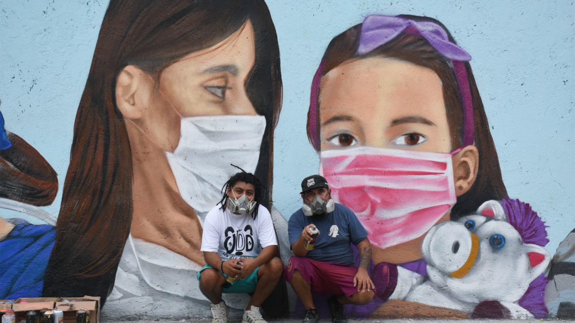 Mendez Gris and Blein Jiménez pose in front of the mural (Photo: Cuartoscuro)