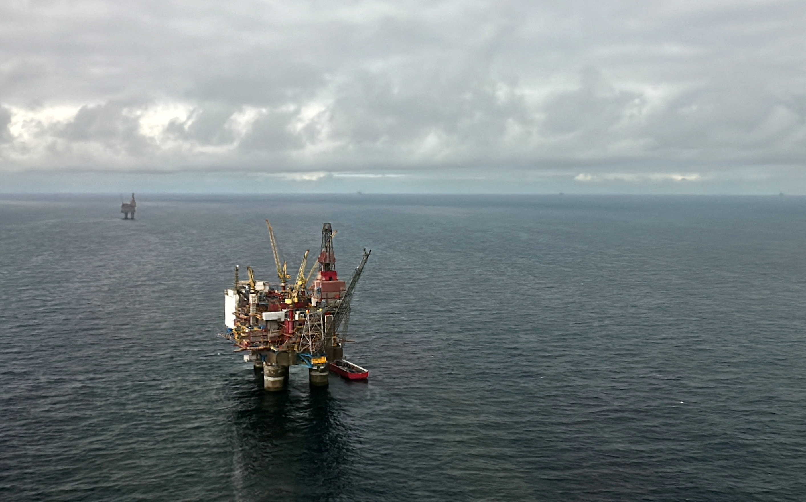 El petr&oacute;leo cay&oacute; m&aacute;s de un 4% y cerr&oacute; en su nivel m&aacute;s bajo desde el comienzo de la guerra en Medio Oriente