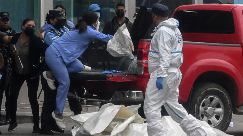 Paramédicos evacúan cadáveres de la discoteca en la que fue asesinado un hijo del expresidente hondureño Porfirio Lobo.