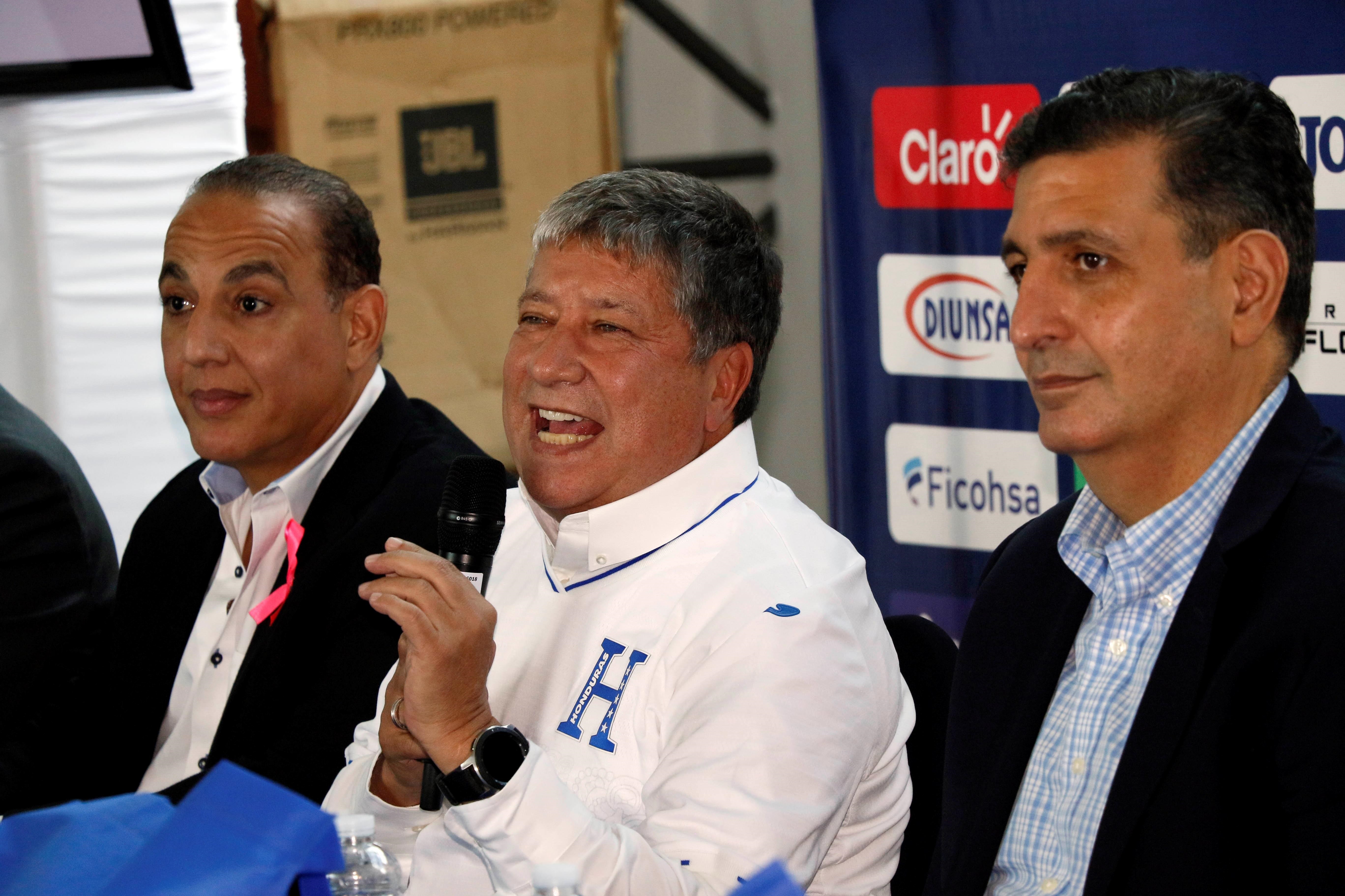 Colombian Hernán Dario "Roll" Gómez (c) speaks with the first vice president of the Fenafuth Executive Committee, Javier Átala (i), and the president of Fenafuth, Jorge Salomónes during his presentation as the new coach today, in the Las Colinas neighborhood in Tegucigalpa (Honduras).  EFE/Humberto Espinoza