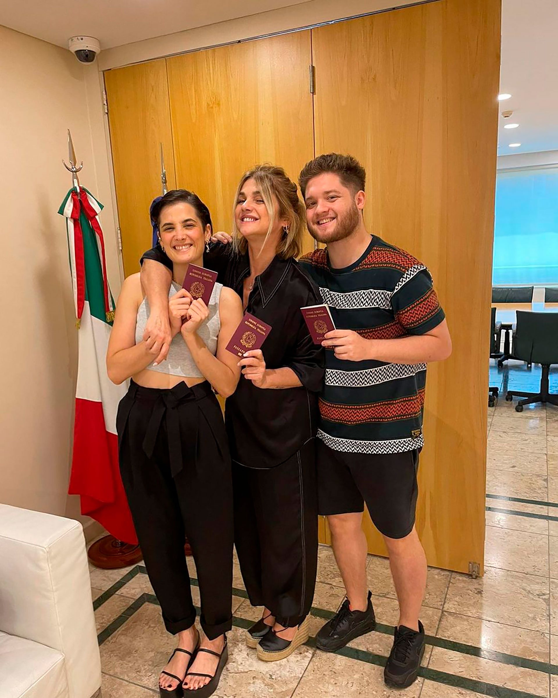 Araceli González con sus hijos Flor Torrente y Toto Kirzner y con el pasaporte que documenta que los tres ya son oficialmente ciudadanos italianos. "Es uno de los días más emocionantes de mi vida", señaló la actriz en sus redes sociales, donde compartió la imagen (Instagram)