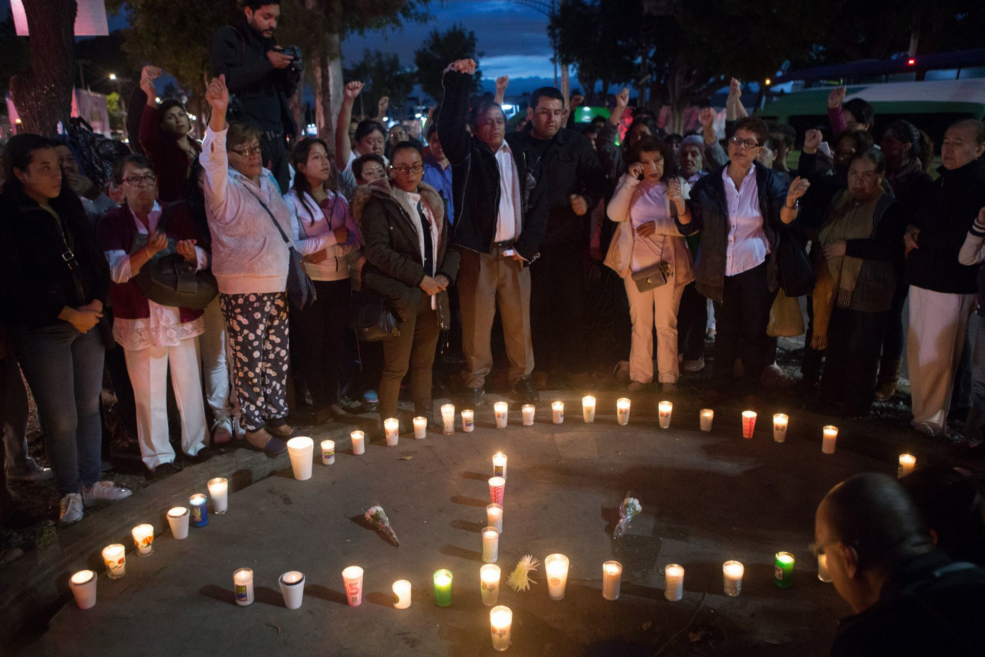 Neighbors of the Enrique Rébsamen school, made a tour of the Monument to the Family to Miramontes avenue with candles in mourning tribute (TERCERO DÍAZ / CUARTOSCURO)